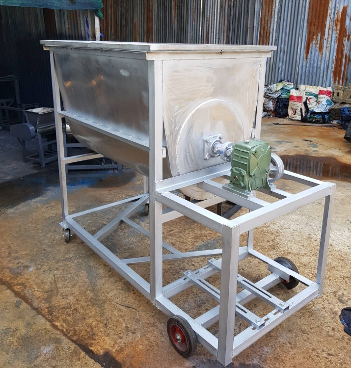 เครื่องผสมปุ๋ย ปุ๋ยเคมี ถังสแตนเลส แนวนอน ขนาด 300kg มอเตอร์ 3HP