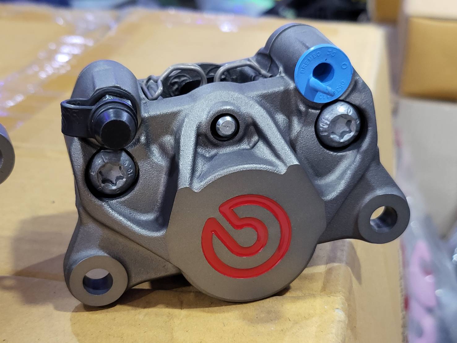 ปั้มBrembo Brake Set 4พอทหูชิด + ปักข้าง สีเทาและสีดำ (ของแท้100%)