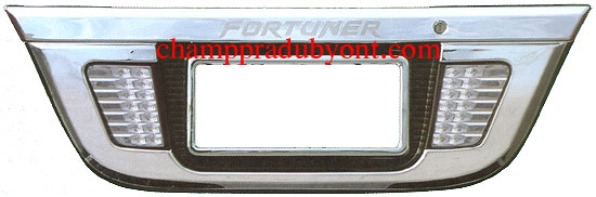 กรอบป้ายทะเบียนโครเมี่ยมมีไฟ TOYOTA FORTUNER 05-11 FITT