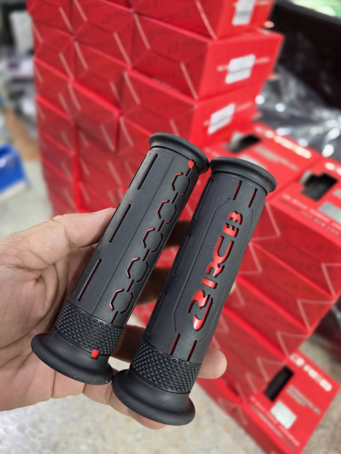 ปลอกมือ RCB รุ่น HG77 ดีไซน์สวย นุ่มมือมีให้เลือก 2 สี ดำล้วน ดำแดง ราคา 280 บาท