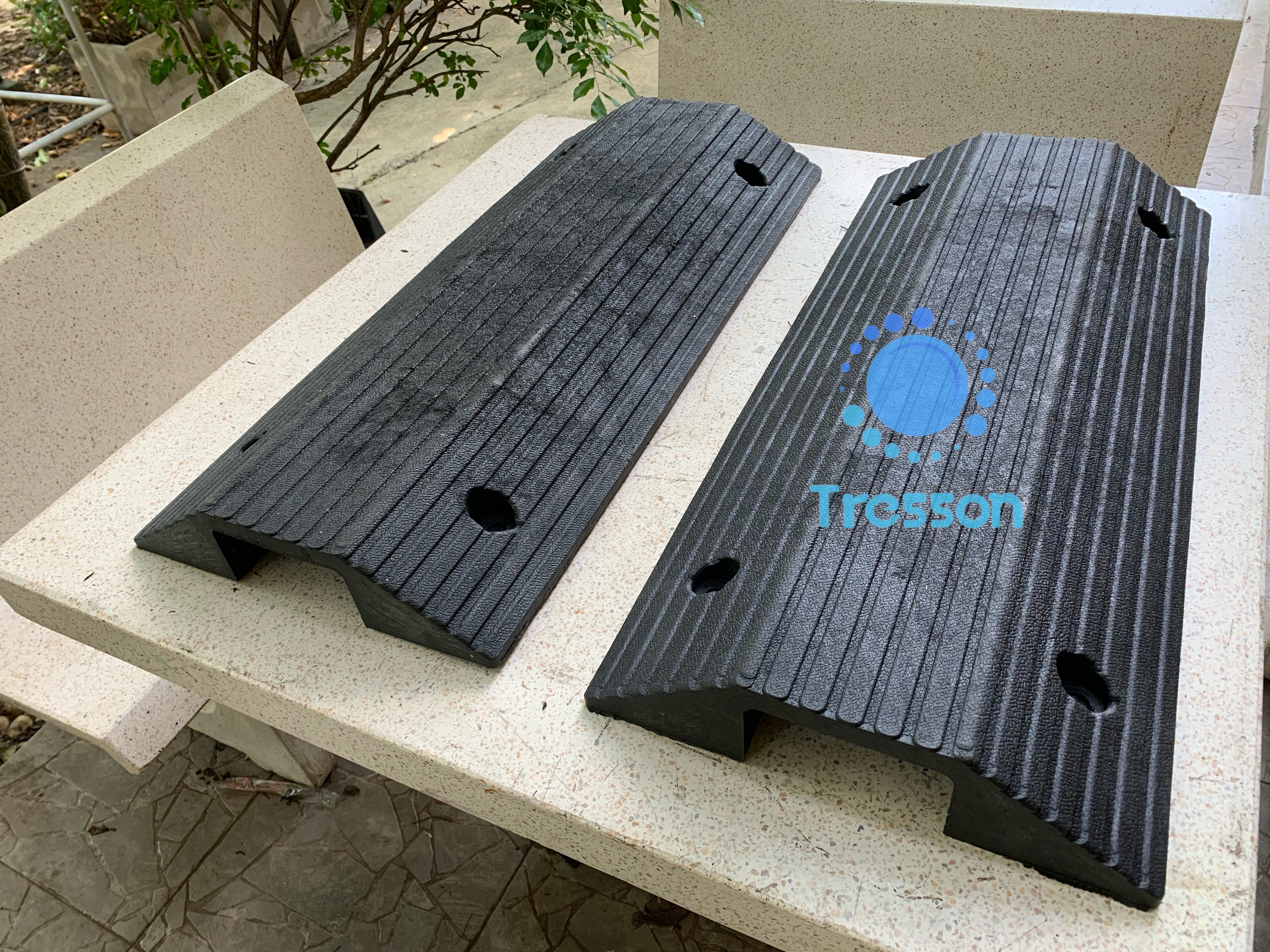 ทางลาดยางครอบท่อ ครอบสายไฟ ข้ามธรณีประตู สูง 8 ซม. กว้าง 40 ซม. ยาว 80 ซม(ด้าน) ขนาดช่อง 12x6 cm-นน.7 kg รับนน.สูงสุด700kg. Rubber Wire Cover Ramp 8x40x80 cm 13 kg