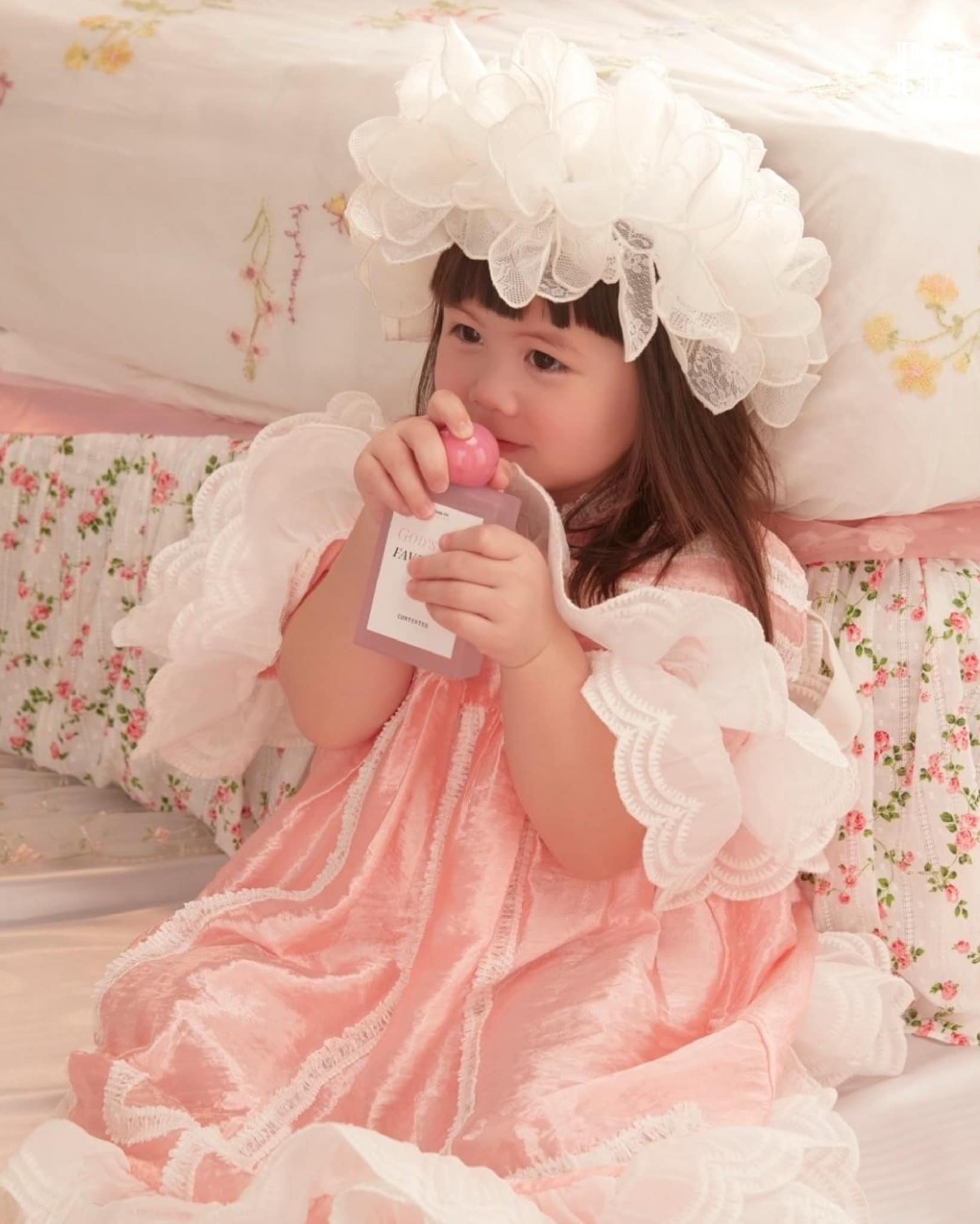 น้ำหอมแม่ชม สีชมพู กลิ่น 𝑮𝒐𝒅’𝒔 𝑭𝒂𝒗𝒐𝒖𝒓𝒊𝒕𝒆 CONTENTED BY CHOMPOO ARAYA พร้อมของแถม 4 ชิ้น