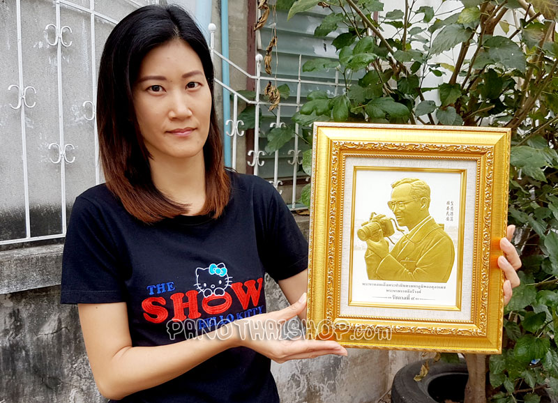 กรอบรูปในหลวงพิมพ์นูน 3 มิติเคลือบทอง ลายทรงกล้อง (ขนาดตั้งโต๊ะ)