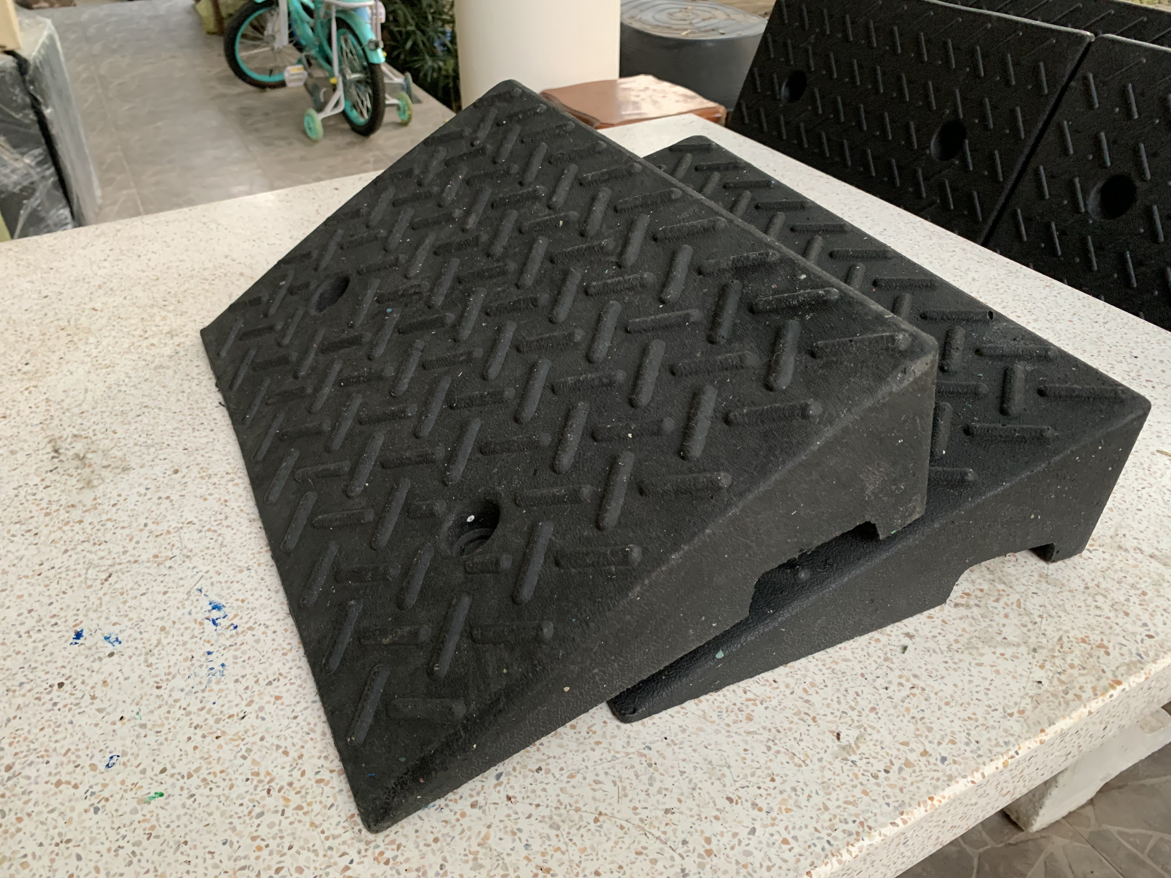 ทางลาดยางปีนฟุตบาท สูง 10 เซนติเมตร ลึก32 เซนติเมตร กว้าง 50 เซ็นติเมตร หนัก 4 kg - Rubber Ramp 10x32x50 เซนติเมต นน.4 kg