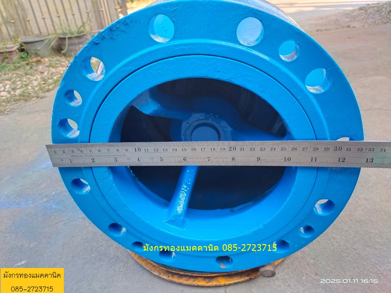 เช็ควาล์วหน้าแปลนแบบแนวตั้ง ขนาด 8 นิ้ว เป็นวาล์วชนิดปิดกั้นให้น้ำไหลไปในทิศทางเดียว ติดตั้งได้เฉพาะแนวตั้งเท่านั้น (ทางน้ำออก) การทำงานของวาล์วประเภทนี้ จะเป็นไปโดยอัตโนมัติ โดยที่น้ำจะไหลผ่านวาล์ว และลิ้นของวาล์วจะปิดกั้นทันทีที่น้ำหยุดเพื่อป้องกันความเ