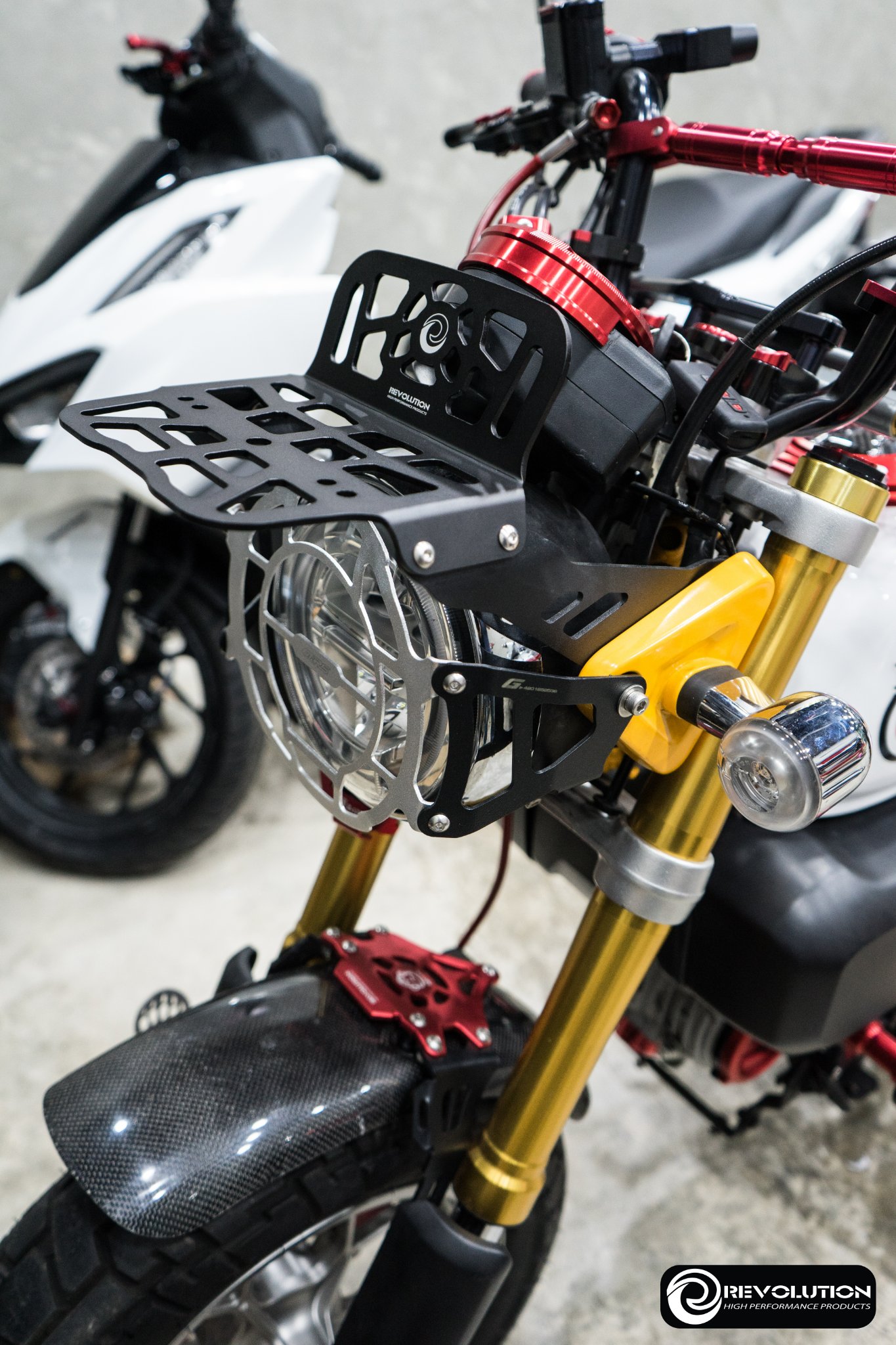 ตะแกรงบนไฟหน้า (อลูมิเนียมขาเหล็ก) REVOLUTION V2 ST-125DAX/MONKEY-125 (4-5 เกียร์)