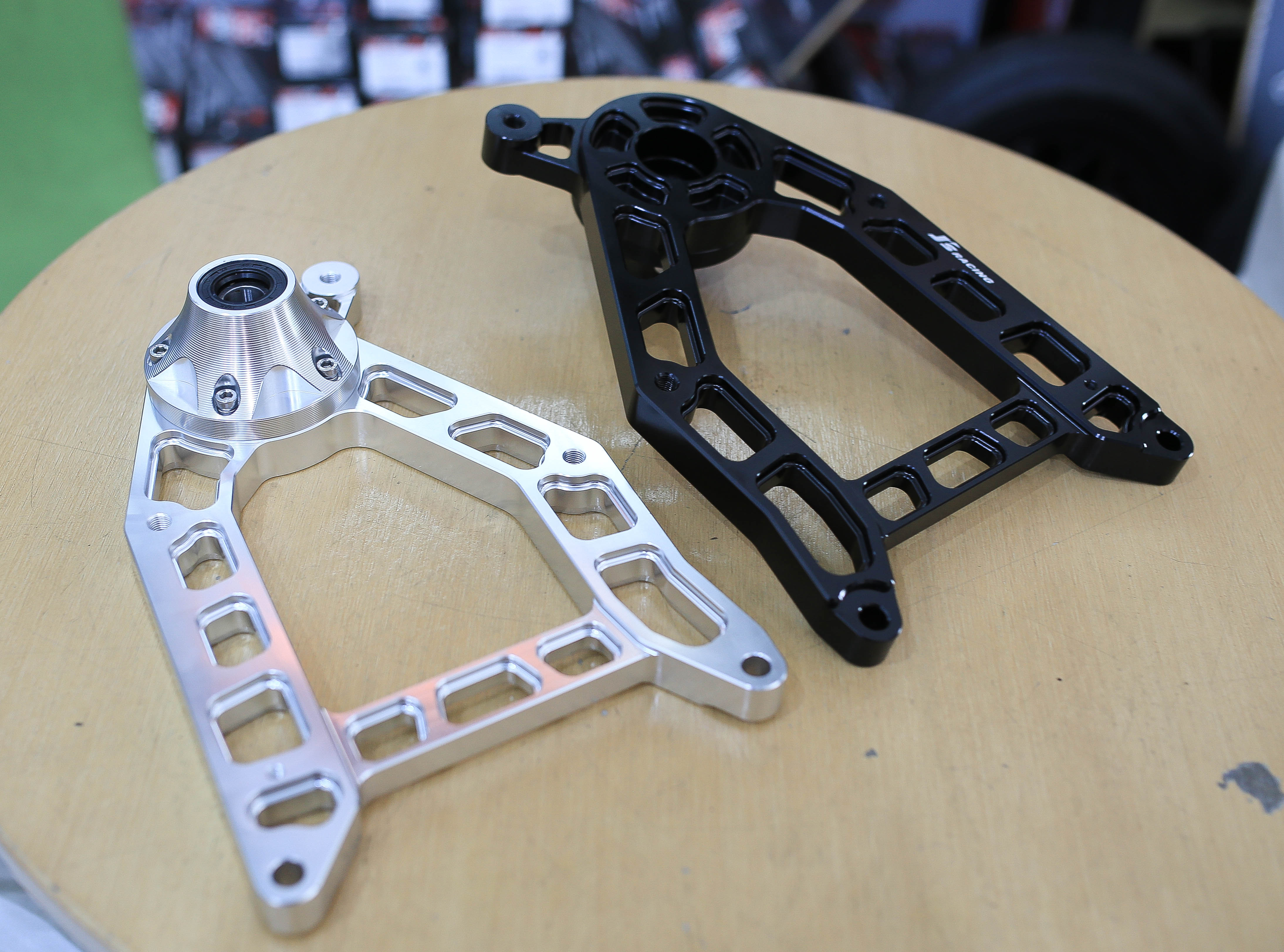 สวิงอาร์ม JS Giorno125 มีสีเงิน-ดำ ชุดละ3500