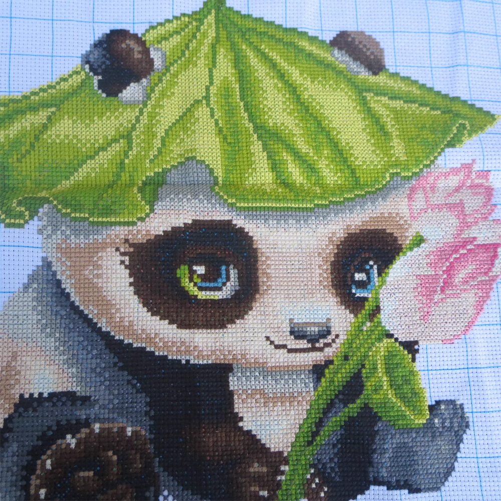 panda-1009 *สินค้าหมด* ชุดปักครอสติช ลายแพนด้าใบบัว (ไม่มีเดินเส้น ปักครั้งละ 3 เส้นเล็ก) ขนาด 50*50 ซม.ผ้าครอสติช 11 CTพิมพ์ลายปักบนผ้า ไหมคอตตอน 30 สี ผังลาย เข็ม