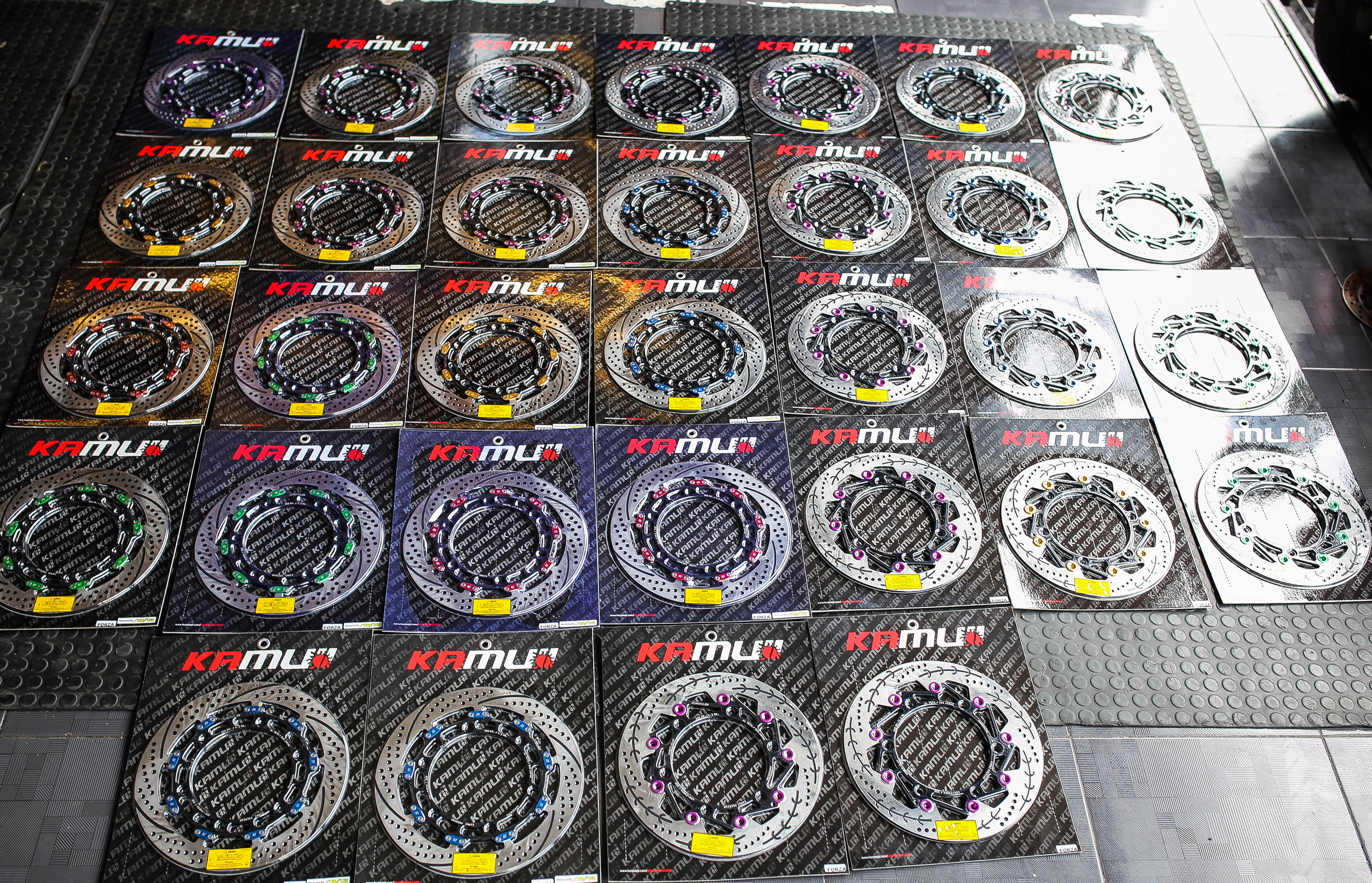 จานหน้าขนาด 300 มิล. TD-V.2 FORZA300-350 - XMAX300 - ใส่ปั๊ม Brembo ไม่ติดหมุด ไม่ต้องตัดผ้าเบรค - จับหน้าผ้าเบรคได้เต็ม เบรคระยะสั้นลง - มีความสวยงาม แข็งแรง ทนทาน -จานดิสก์ สแตนเลส 410DB ผ่านการชุบแข็ง ไม่มีไม่ได้แล้ว จานหน้าขนาด 300 มิล TD-V.2 ใบละ 4,5