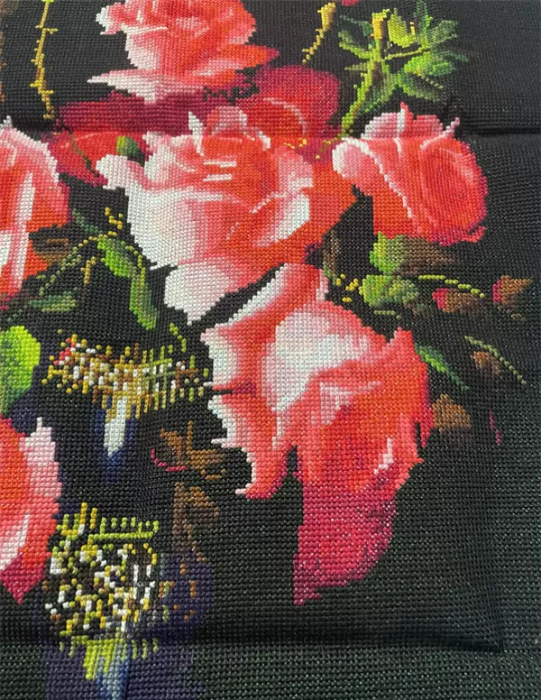 rose-1023 *สินค้าหมด* ชุดปักครอสติช ลายแจกันดอกกุหลาบ (ปักเต็มผืนผ้า ไม่มีเดินเส้น ผ้า11CTพิมพ์ลาย ปัก 3 เส้นเล็ก) ขนาด 58*78 ซม.ผ้าครอสติช 11CTพิมพ์ลายปักเต็มลายผ้า+ไหมคอตตอน 42 สี+ผังลาย+เข็ม