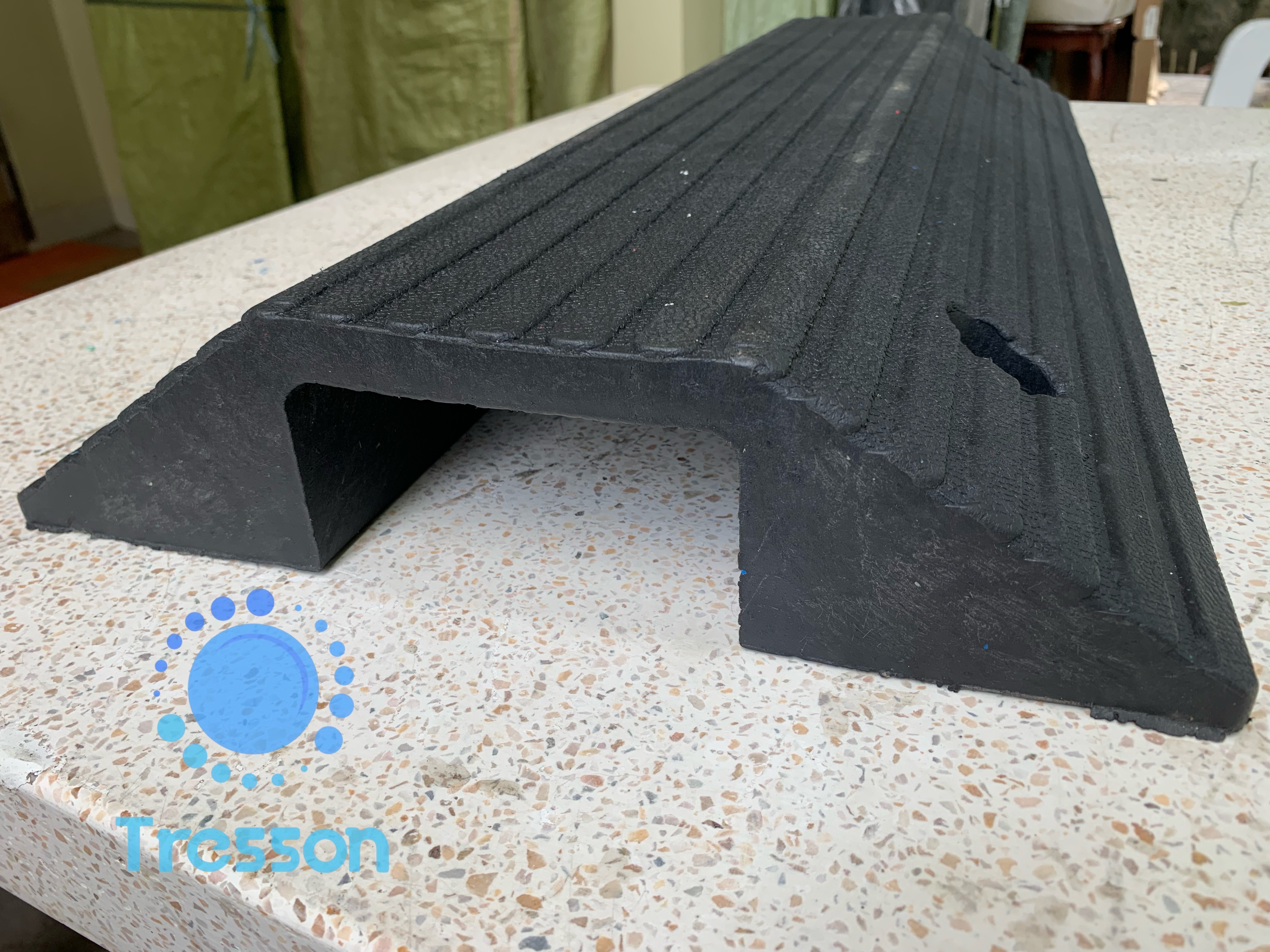 ทางลาดยางครอบท่อ ครอบสายไฟ ข้ามธรณีประตู สูง 8 ซม. กว้าง 40 ซม. ยาว 80 ซม(ด้าน) ขนาดช่อง 12x6 cm-นน.7 kg รับนน.สูงสุด700kg. Rubber Wire Cover Ramp 8x40x80 cm 13 kg