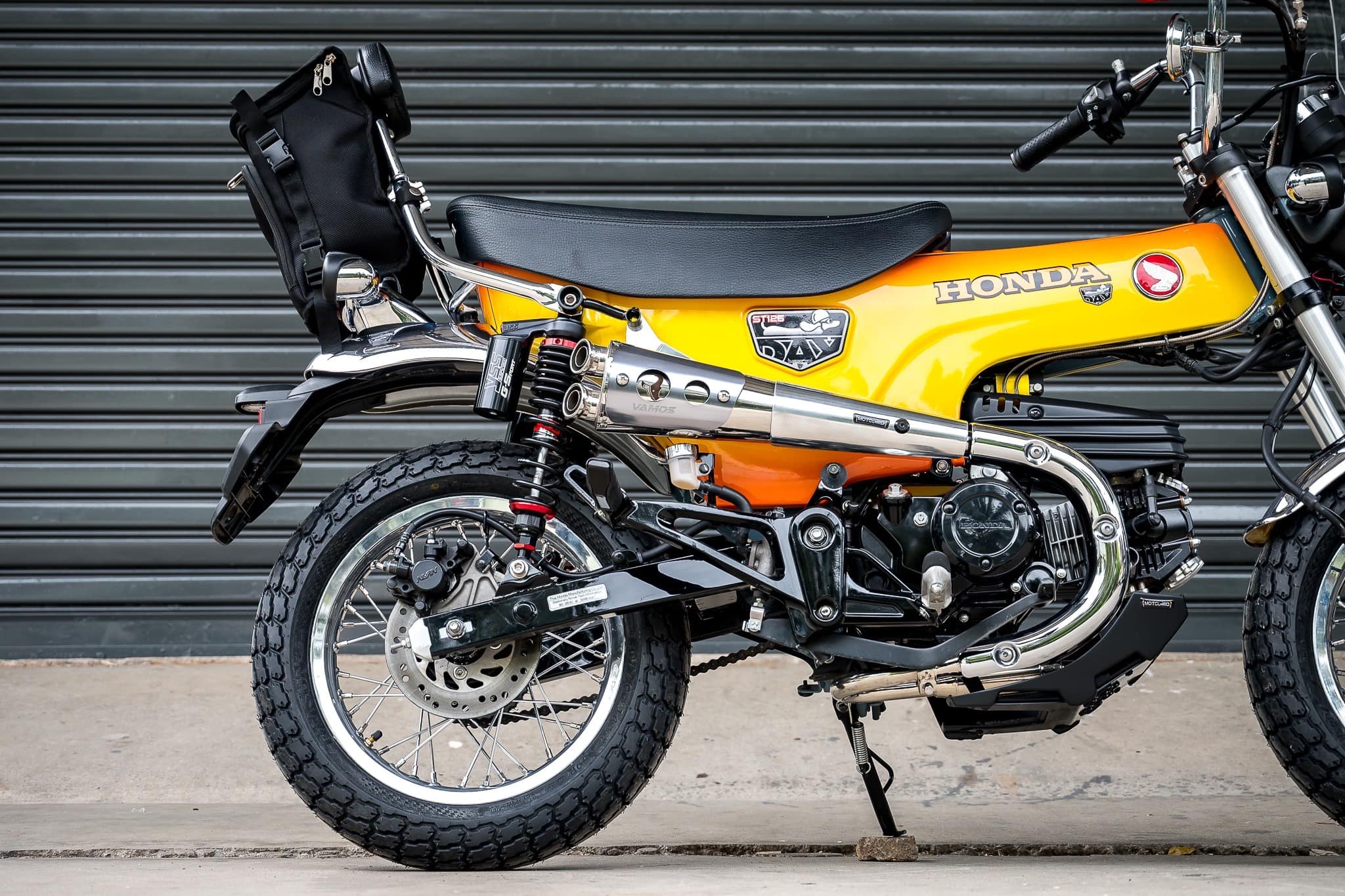 ท่อ DAX125 MotolordD x Vamos ตรงรุ่น เสียง นุ่ม ไพเราะ วัสดุน้ำหนักเบา ให้อัตตราเร่งที่ดี มาพร้อมอุปกรณ์ติดตั้งครบ ท่อมี มอก. ใช้งานได้สบายใจ ท่อ DAX125 VAMOS ราคา 8900 บาท