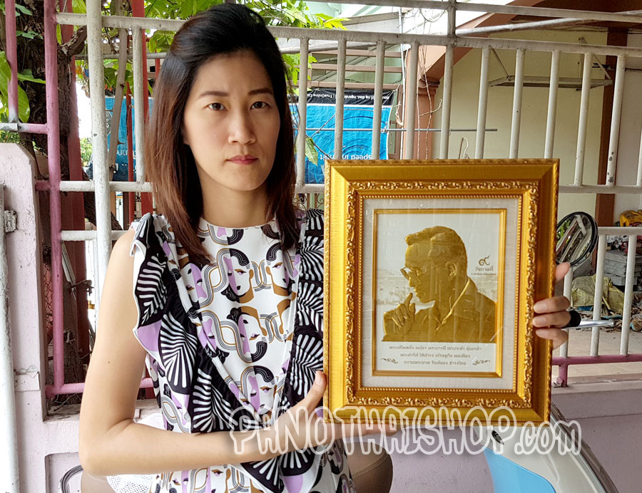 กรอบรูปในหลวงพิมพ์นูน 3 มิติเคลือบทอง ลายทรงพระเสโท (ขนาดตั้งโต๊ะ)