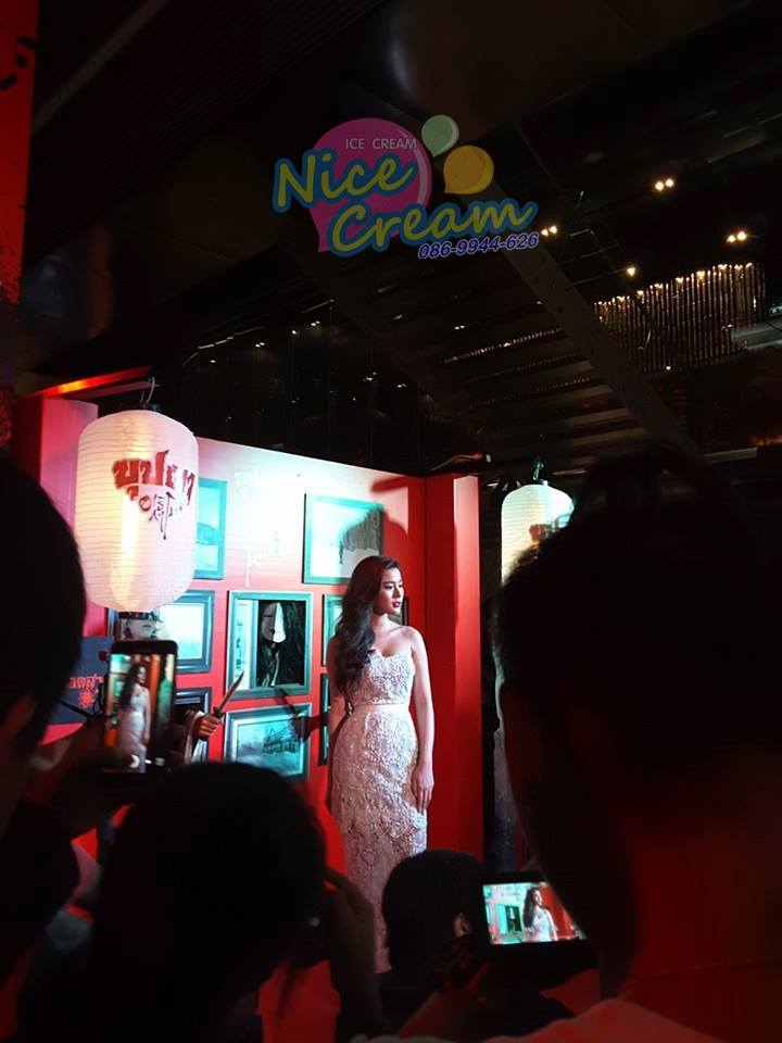 ออกบูธแจกไอศครีมงานเปิดตัวหนังบุปผา อาริกาโตะ จาก บริษัทสหมงคงฟิล์มวันที่ @ CentralWorld วันที่ 4 พ.ค. 2559