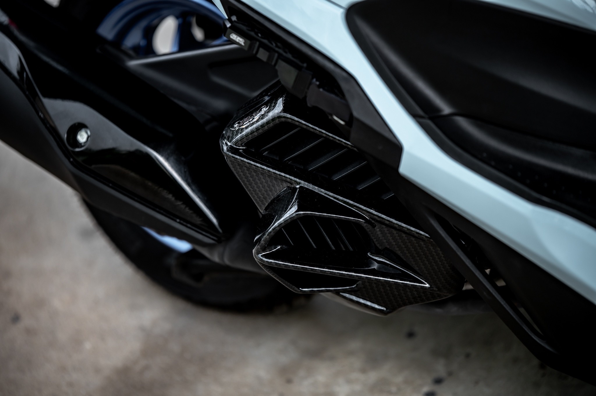 Lead125 1). ครอบท้ายปิดรูกันตก Tail fairing cover 2). ครอบปิดข้างแฟริ่ง Flank fairing cover 3) ปิดข้างบังโคลนหน้า Front fender cowl