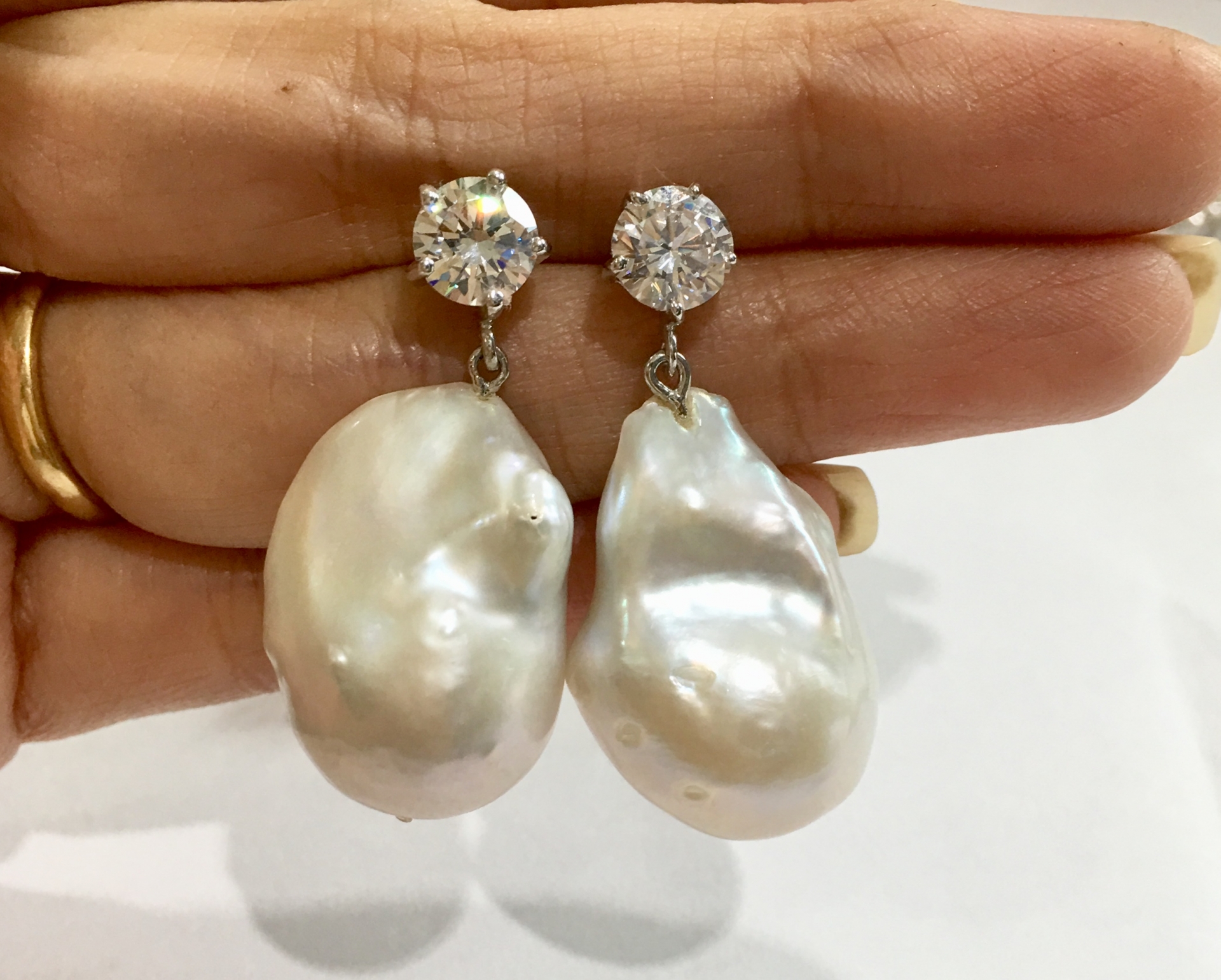 ต่างหูไข่มุกแท้น้ำจืด 14-16 มิล บาร๊อค สีขาว ก้านเงินแท้ ไข่มุกขนาดใหญ่ค่ะ