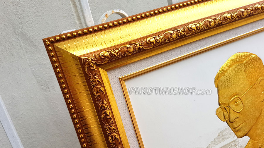 กรอบรูปในหลวงพิมพ์นูน 3 มิติเคลือบทอง ลายพระทรงงาน