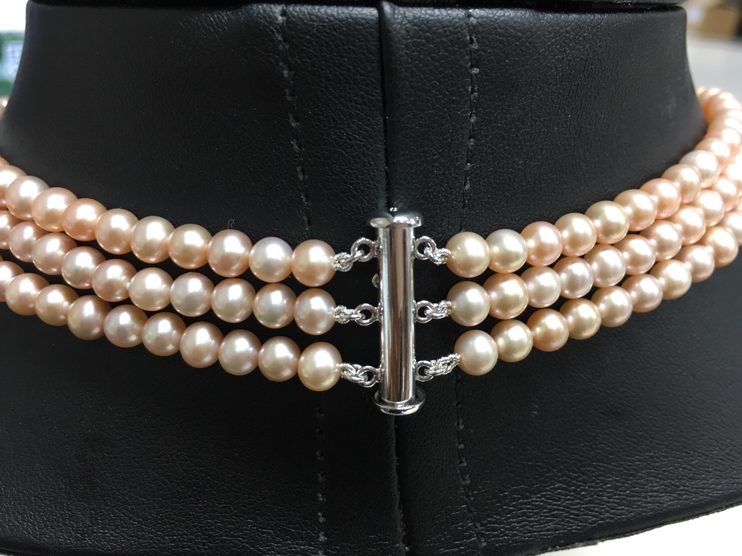 สร้อยคอไข่มุกแท้ ขนาด 5-6 มิล กลม สีส้มโอรส ร้อยดีไซน์แบบสาน 3 ชั้น