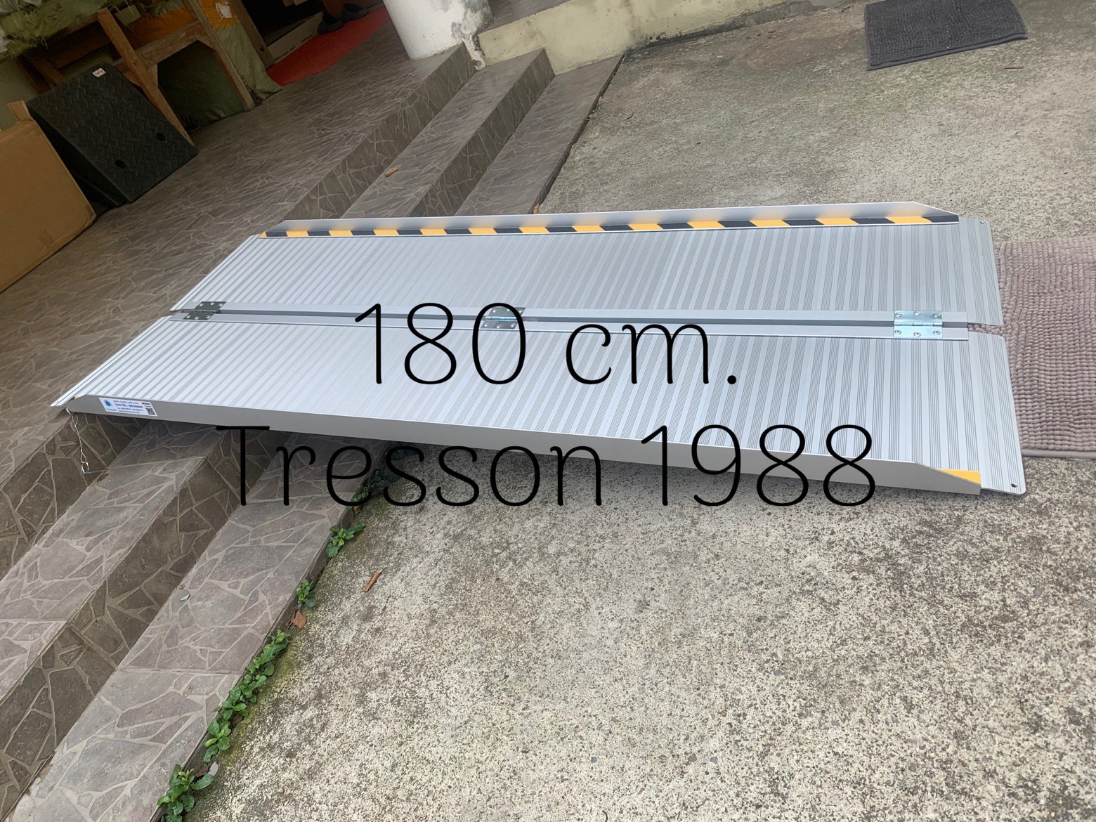 ทางลาดรถเข็นอลูมิเนียมยาวพิเศษ180ซม (180x73x5 cm) พับครึ่งด้านกว้าง หนัก17.8kg ** มีของพร้อมส่ง -180x75x5.5cm Aluminium Ramp 16 kg