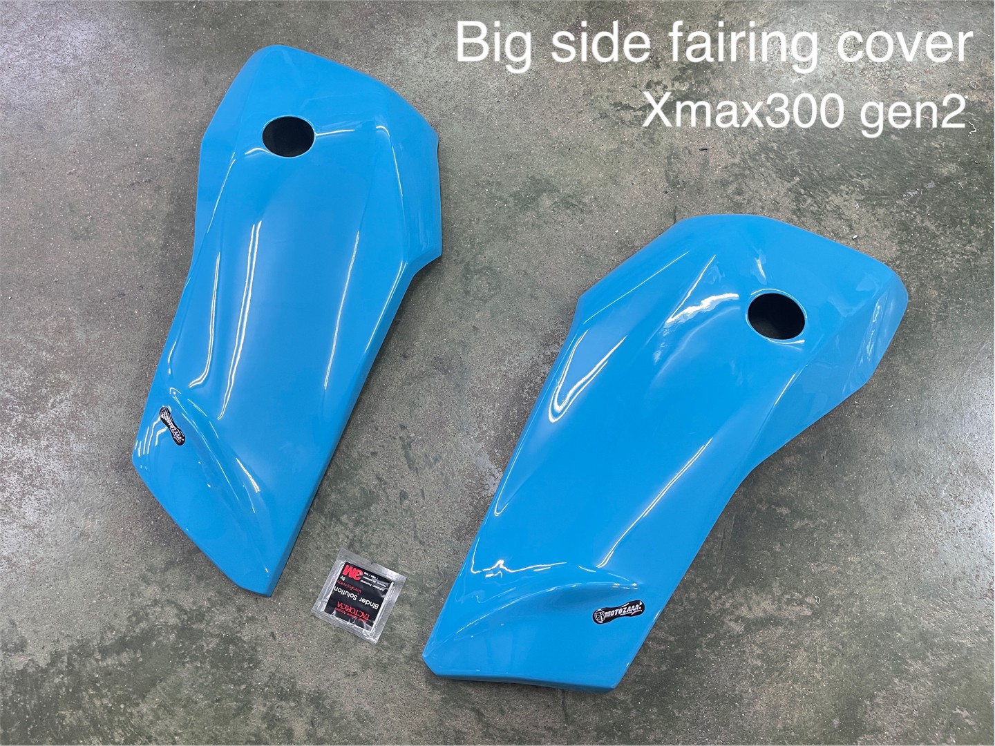 Xmax300 Body kit MotozAAA Body kit 1). ครอบหน้ากากหน้า Front fairing cover 1500฿ 2). ครอบกาบอกซ้าย-ขวา Big side fairing cover 2790฿ 3). ครอบบังโคลนหน้า Front fender cover แบบ3ชิ้น (ชุดเต็ม ) 2100 แบบ2ชิ้น (ข้าง R/L ) 1490฿ ( ลายเคฟล่า +250฿ ) 4). ครอบปีกข