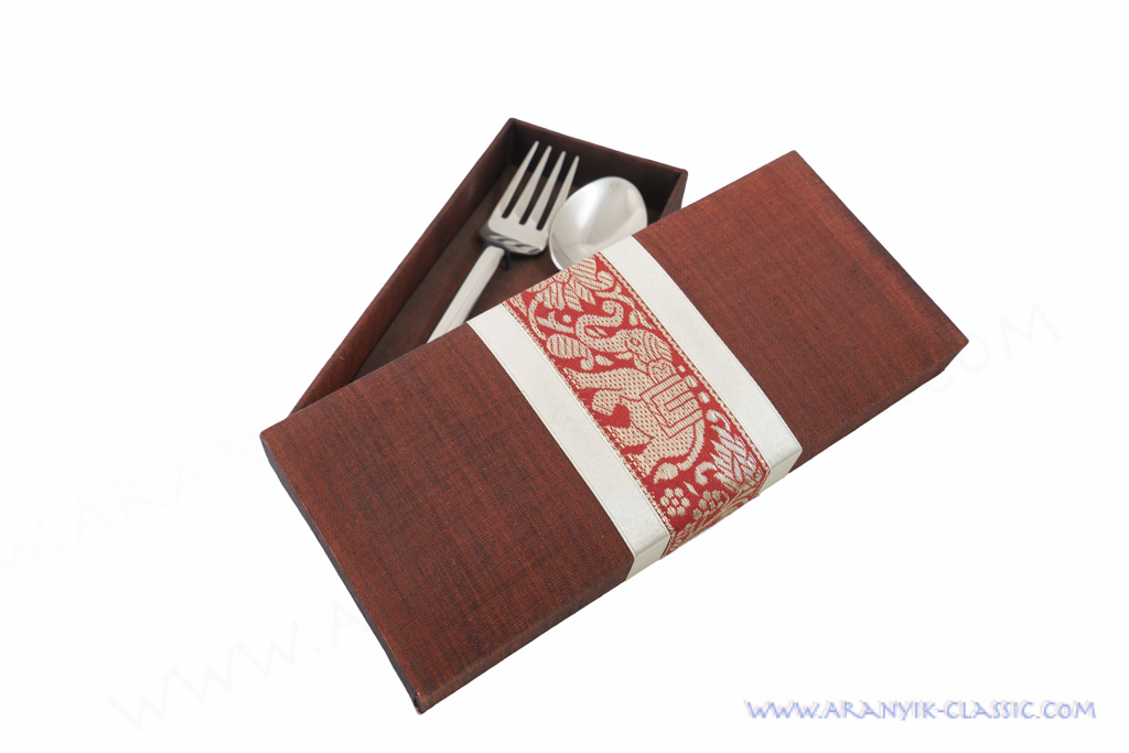 ของขวัญให้ชาวต่างชาติ ช้อนส้อม บรรจุกล่อง ขนาด 2 ชิ้น /ชุด