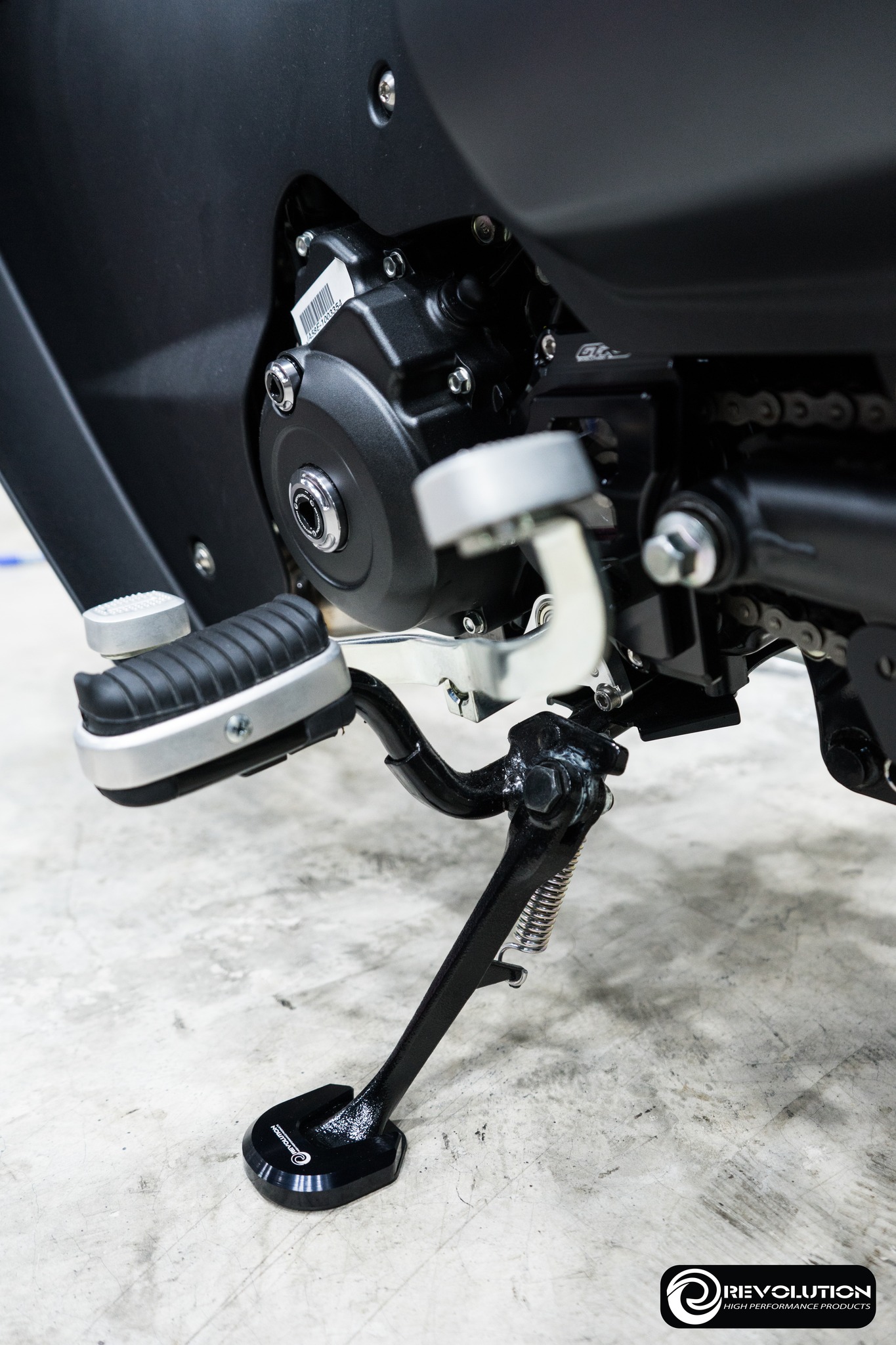 แผ่นรองขาตั้งข้าง (สแตนเลสดำ+มีเนียม) REVOLUTION C-125 Super cub