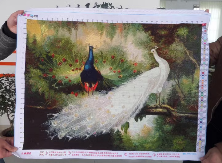 peacock-1033 *สินค้าหมด* ชุดปักครอสติช ลายนกยูงคู่รำแพน (ปักเต็มผืนผ้า ไม่มีเดินเส้น ผ้า11CTพิมพ์ลาย ปัก 3 เส้นเล็ก) ขนาด 90*70 ซม. ผ้าครอสติช 11CTพิมพ์ลายปักเต็มลายผ้า ไหมคอตตอน 50 สี ผังลาย เข็ม