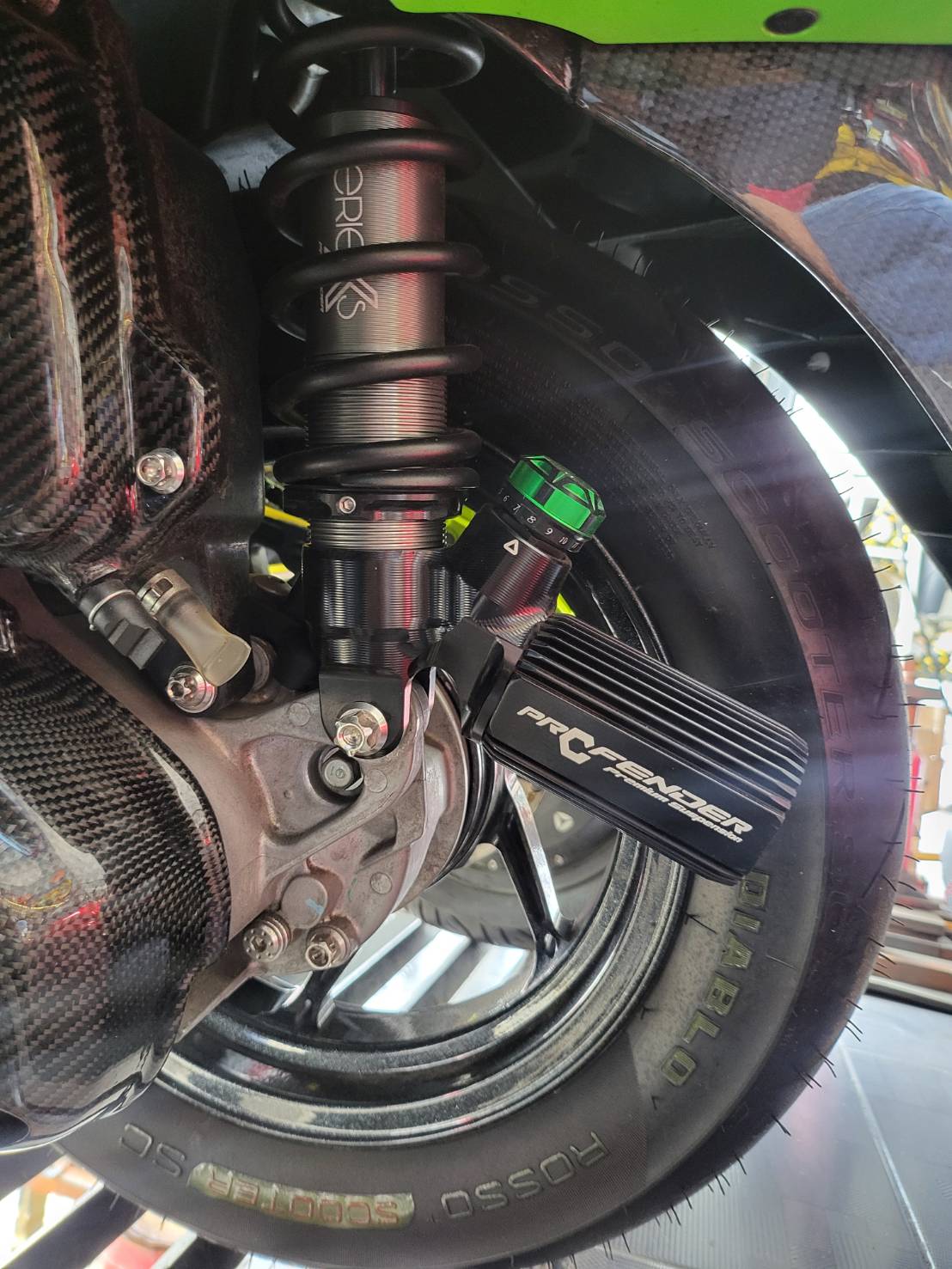 โช๊คหลัง profender X Series Honda Giorno 125 มีสีดำ และสีแดง ราคา 7,140 สินค้ารับประกัน 2 ปี