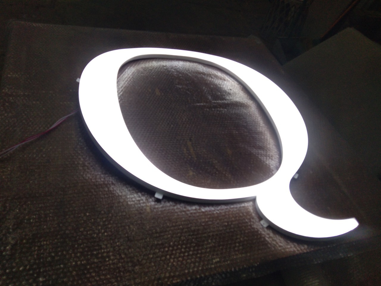 ป้ายอักษรไฟออกรอบตัว '' Q ''