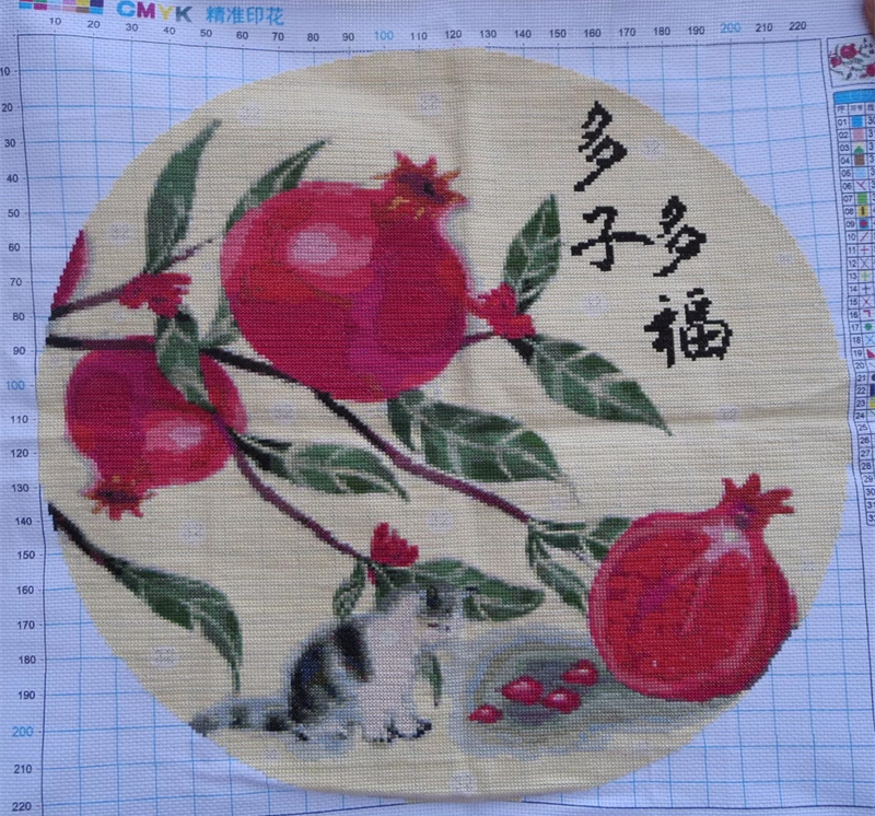 cat-1017 *พร้อมส่ง* ชุดปักครอสติช ลายแมวน้อยกับช่อทับทิม (ปักเต็มผืนผ้า ปักครั้งละ 3 เส้นเล็ก) ขนาด 50*50 ซม.ผ้าครอสติช 11CTพิมพ์ลายปักบนผ้า ไหมคอตตอน 27 สี ผังลาย เข็ม