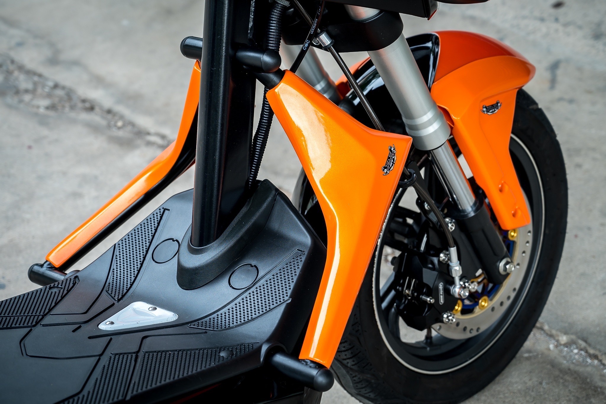 ชุดแต่งมอเตอร์ไซด์ไฟฟ้าAJ Z3 1.ชิวหน้า Windshield Z3 890฿ 2.ครอบ อกซ้าย/ขวา Front cover side fairing Z3 1700฿ 3.ครอบเฟรม Chassis cowl Z3 1350฿ 4.ครอบบังโคลนหน้า Front fender cover Z3 1400 5.ครอบแฟริ่งข้าง Under cover side fairing Z3 1400฿ 6.ครอบมือจับท้าย