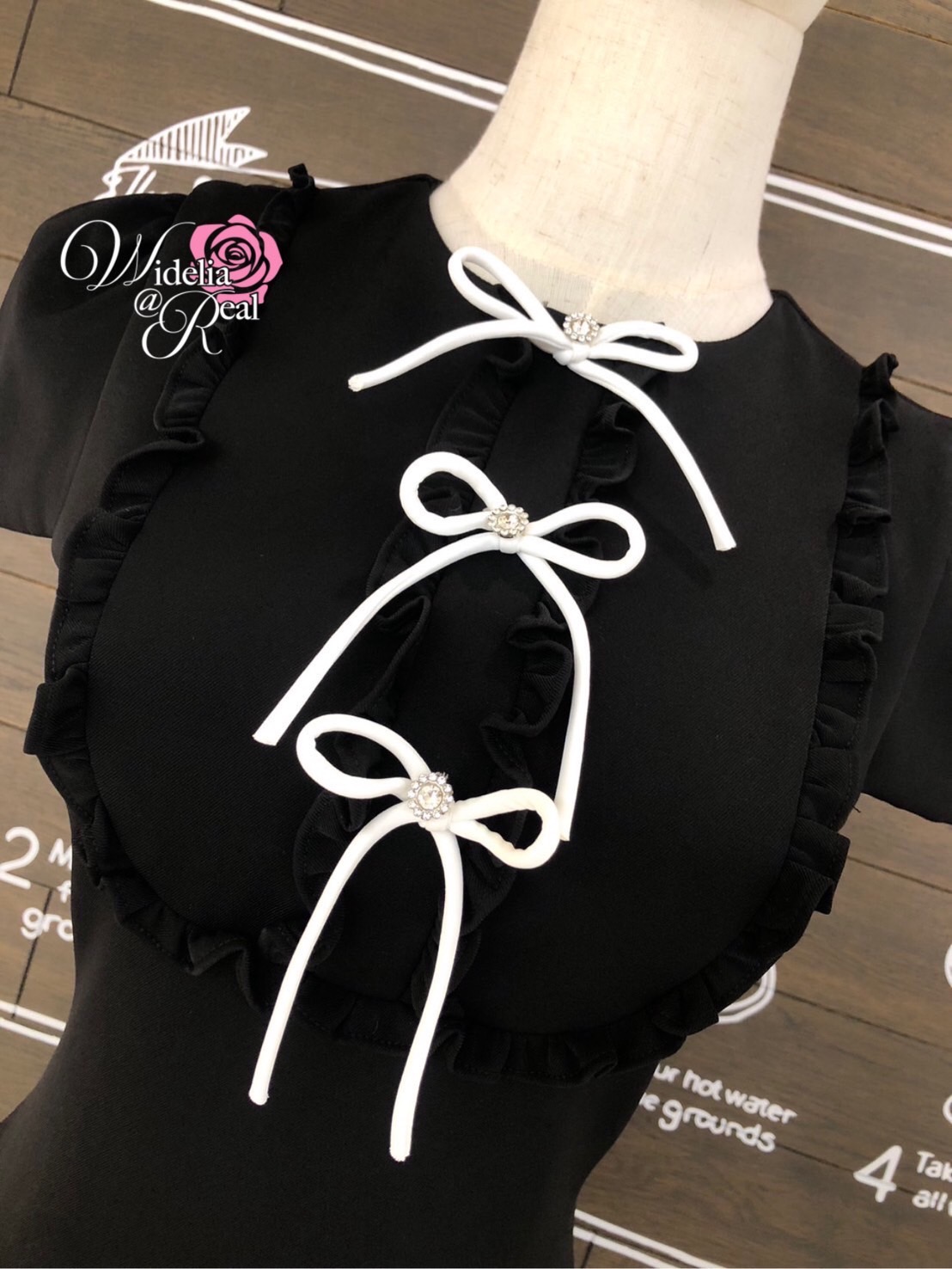 Korea Dress เดรสแขนสั้น อกเย็บโบว์ดำและแต่งด้วยเพชร