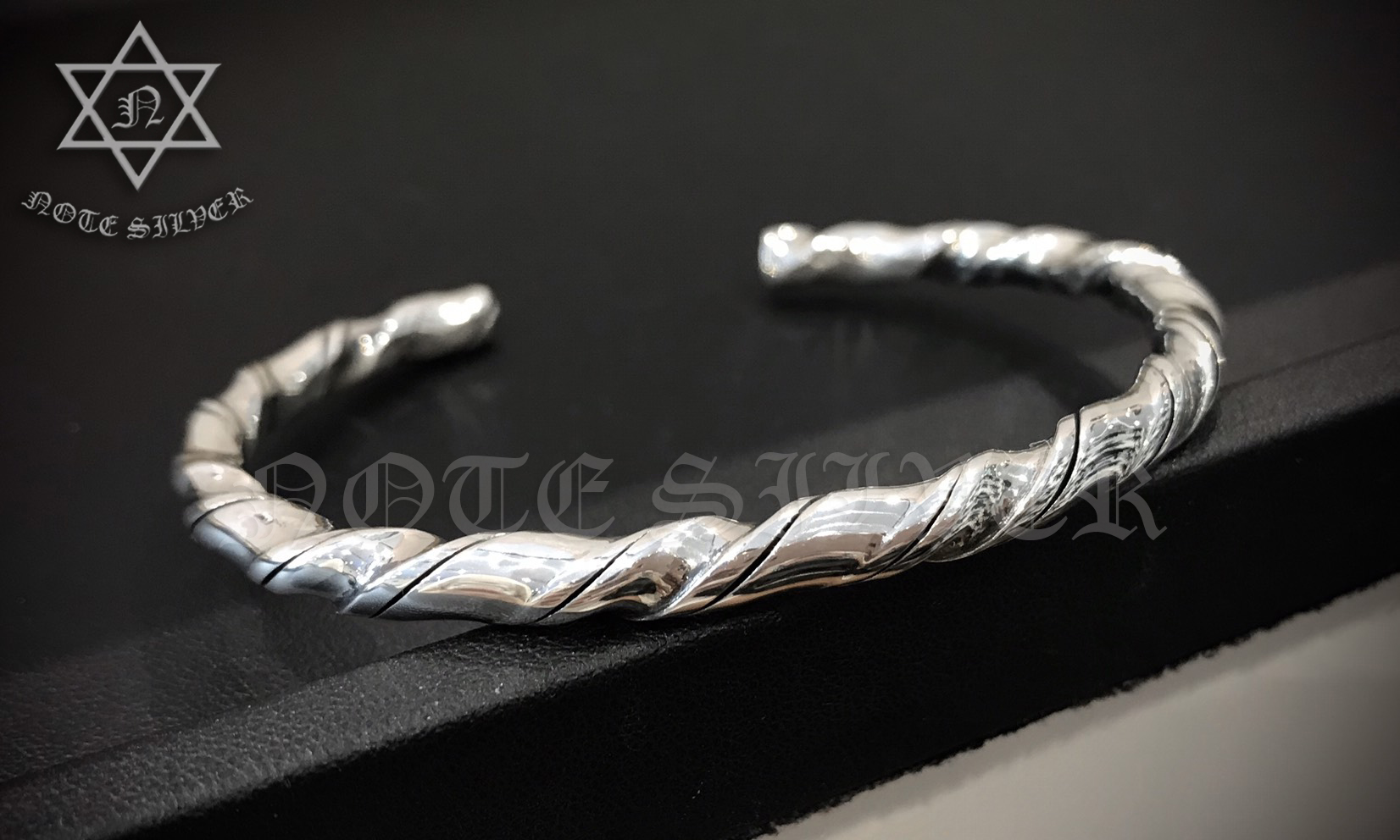 กำไลเงินแท้ลายเกลียว ทรงกลมตัน Sterling Silver 925 NSWB2456