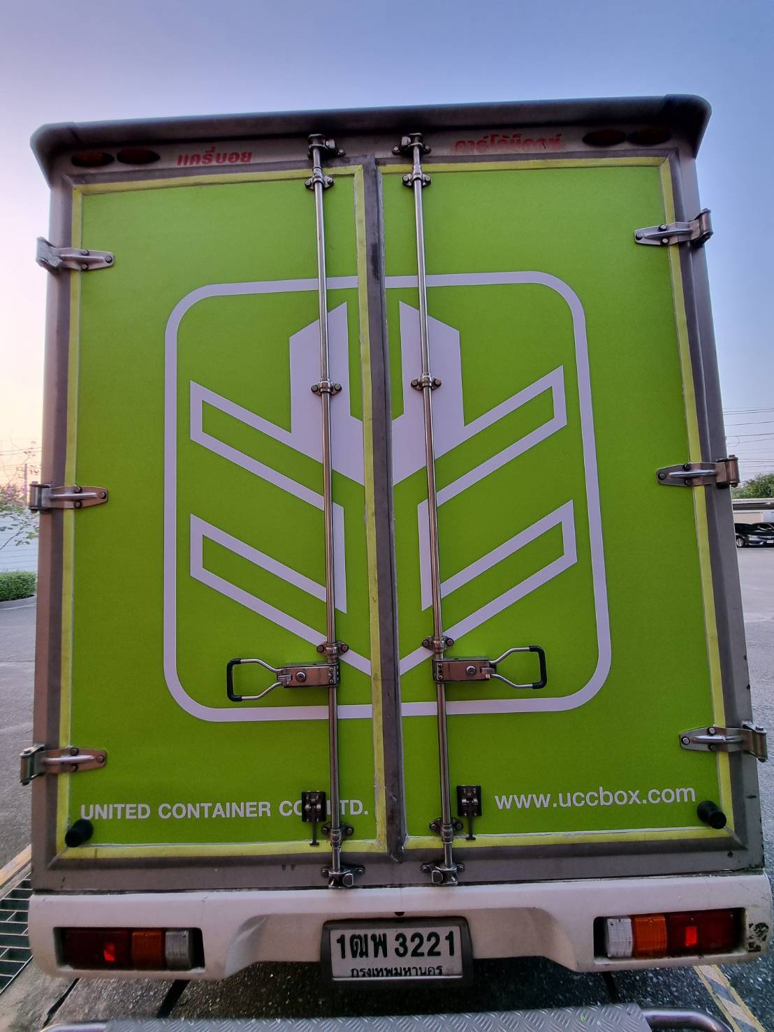 งานติดสติ๊กเกอร์รถกระบะตู้ทึบ สติ๊กเกอร์ทึบแสง