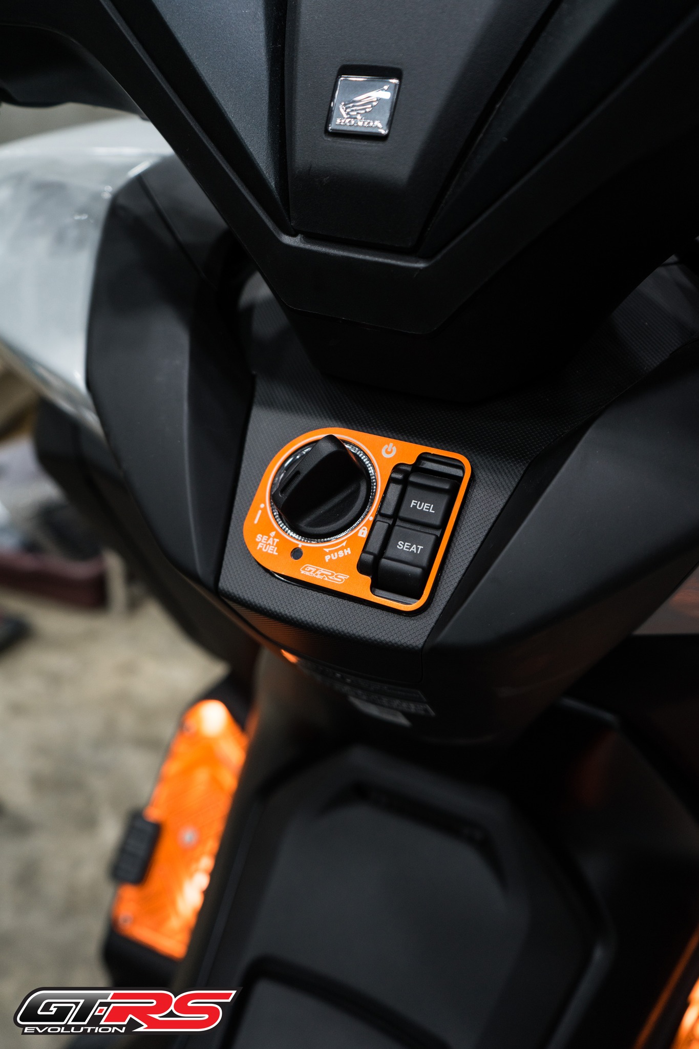 ฝาครอบสวิทกุญแจ มีเนียม 2D GTRS FORZA-350 - แดง- ทอง- เทา- ดำ- เขียว- น้ำเงิน - ส้ม- ม่วง ราคา 250 บาท/อัน