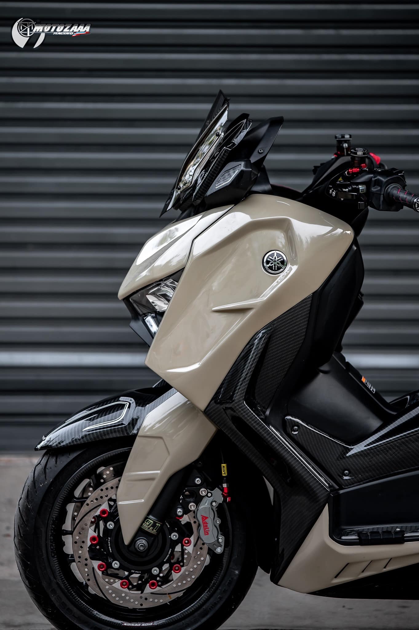 Xmax300 Body kit MotozAAA Body kit 1). ครอบหน้ากากหน้า Front fairing cover 1500฿ 2). ครอบกาบอกซ้าย-ขวา Big side fairing cover 2790฿ 3). ครอบบังโคลนหน้า Front fender cover แบบ3ชิ้น (ชุดเต็ม ) 2100 แบบ2ชิ้น (ข้าง R/L ) 1490฿ ( ลายเคฟล่า +250฿ ) 4). ครอบปีกข