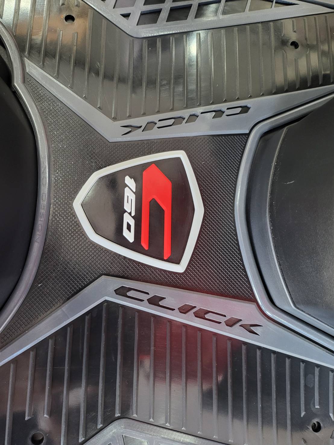 แผ่นยางวางเท้า CLICK 160 มี4สี แดง เทา ดำ ขาว ราคา280