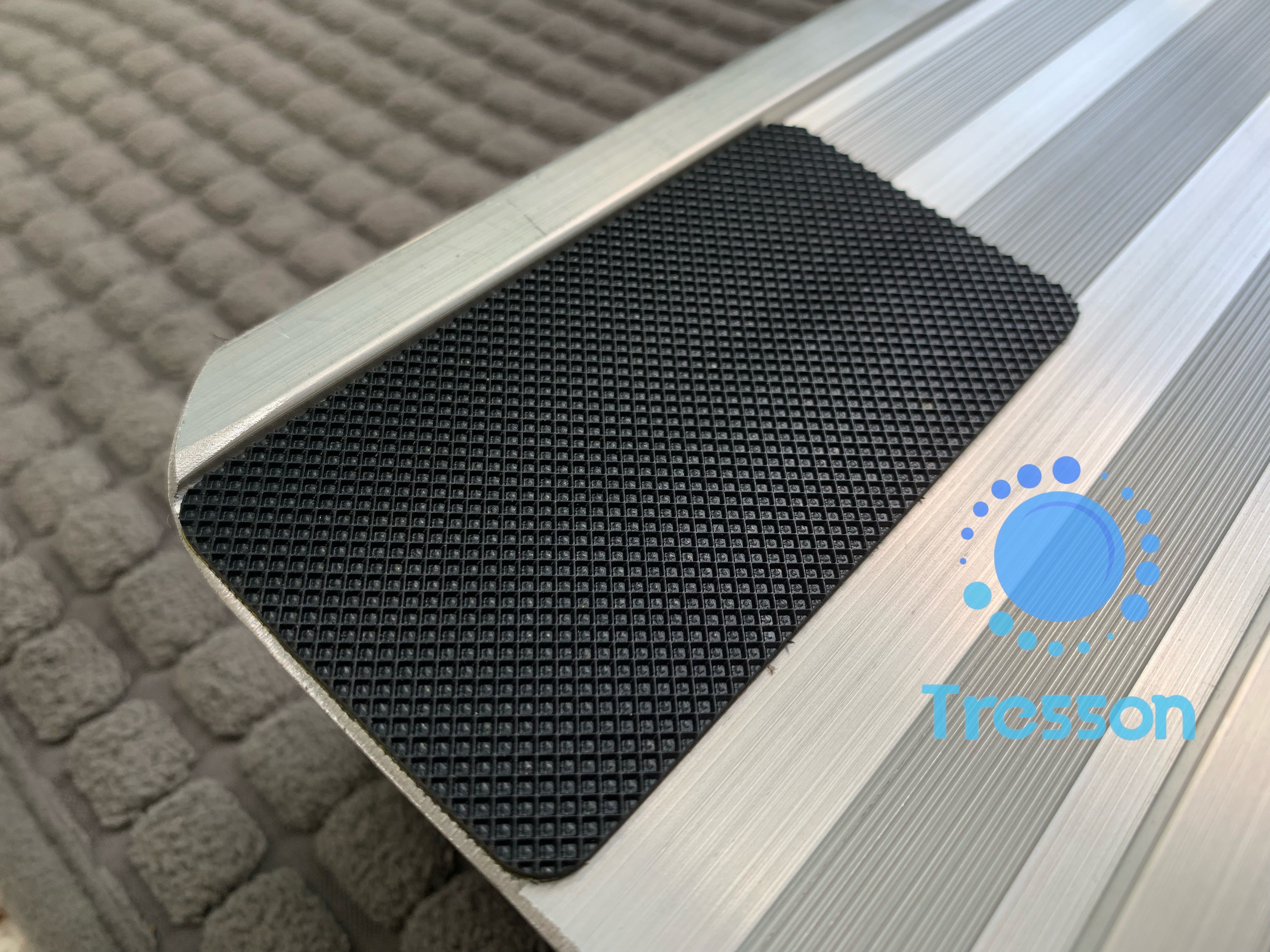 ทางลาดรถเข็นอลูมิเนียม ยาว 56 ซม. กว้าง 75ซม.นน.5.4 กก.รับนน.300kg.พกพา พับได้ ใช้ได้ถึงความสูงสุด 15 cm ** สินค้าขายดี *มีของพร้อมส่ง*-Aluminium Ramp 56cm.x75x5.5 cm 5.4kg