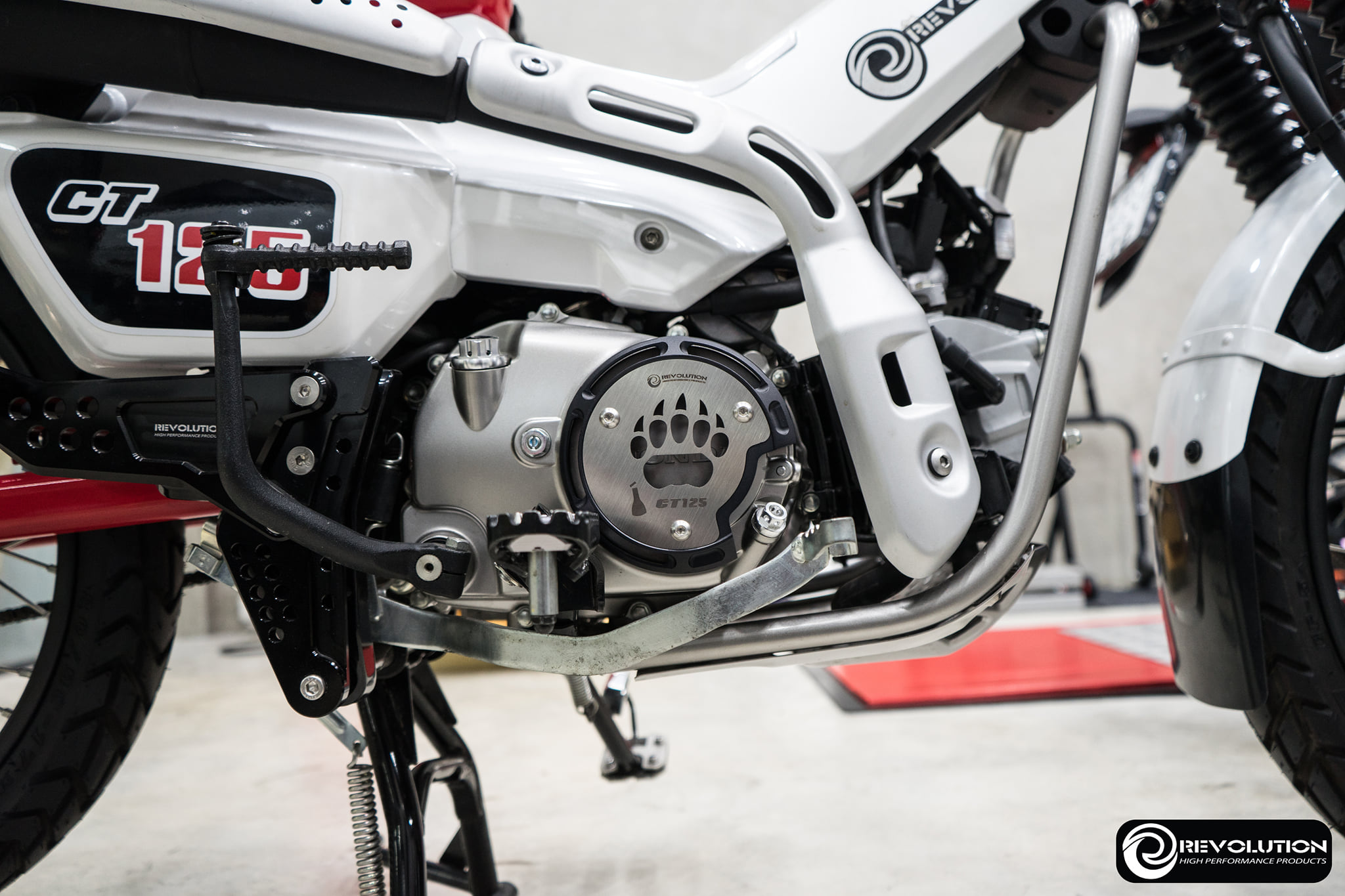 ฝาครอบเครื่องด้านR REVOLUTION CT-125 (แบบเปิดขวดน้ำได้) ราคา1850