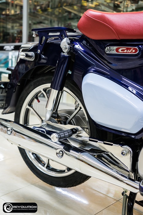 พักเท้า HONDA C125 REVOLUTION แบบไม่เจาะสีเงินชุบ งานหนา3MM มี2สีทีเหยียบดำและเงิน ราคา 2,400 บาท