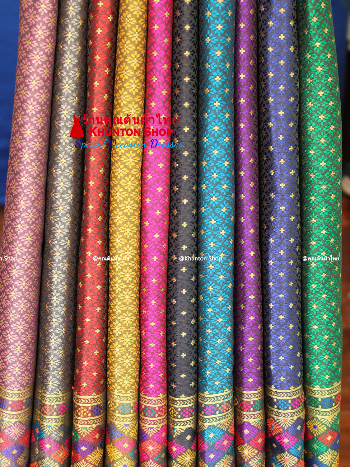 18B-34 ผ้าถุงสำเร็จ ผ้าซิ่นลาว เย็บสำเร็จแบบป้ายติดตะขอ ผ้าทอยกขิดลาวทอลายทั้งผืน เนื้อไหมสังเคราะห์