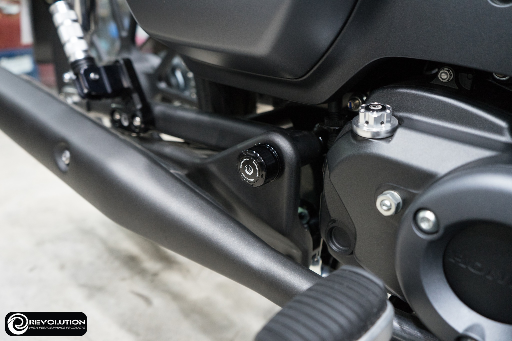 ตัวครอบน็อตสวิงอาร์ม CNC REVOLUTION C-125 SuperCub - เงิน- แดง- ดำ - น้ำเงิน ราคา 490 บาท/คู่