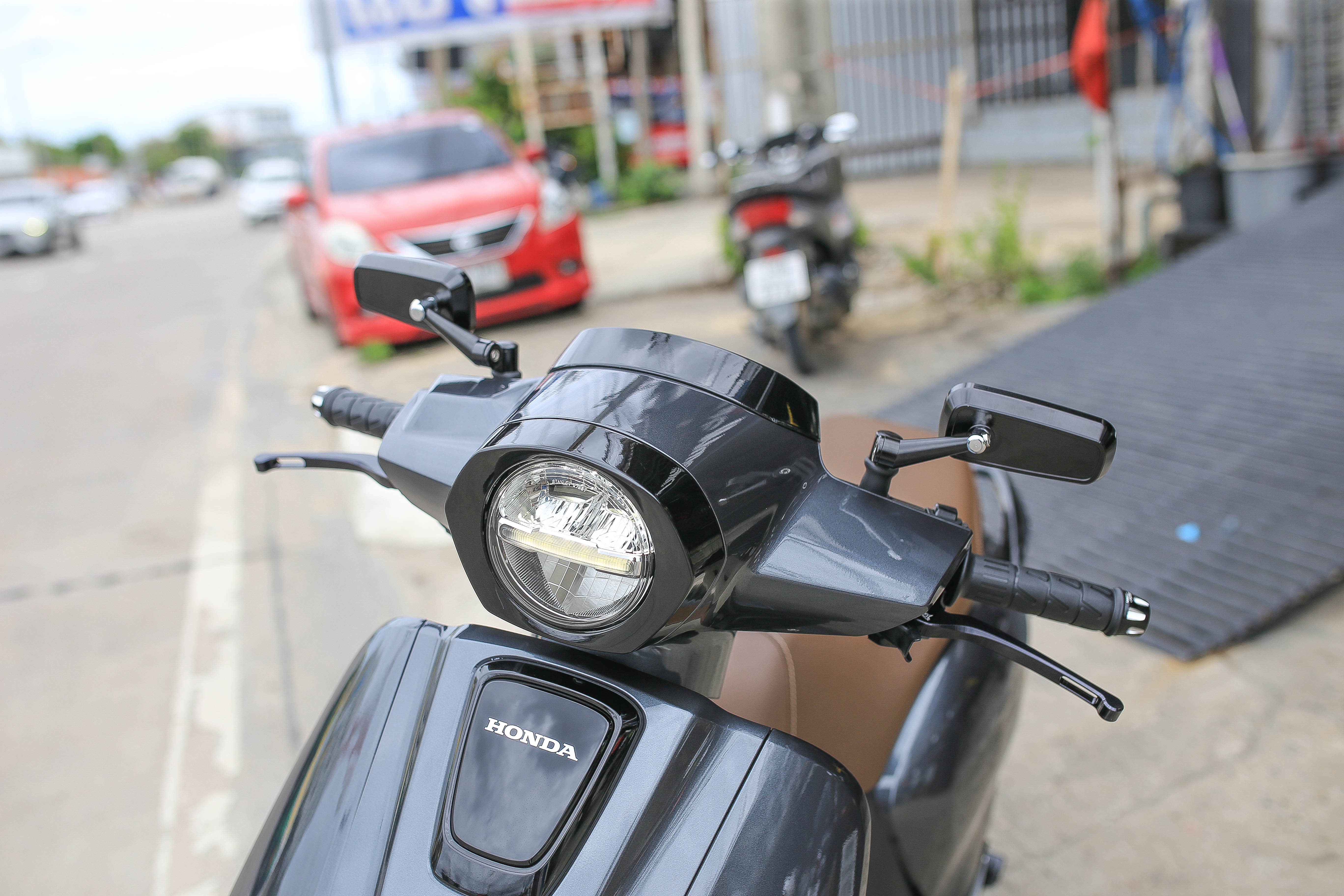 กระจกเหลียมขาสั้น เลนส์ตัดแสง มีสีดำ-สีเงิน ราคา750