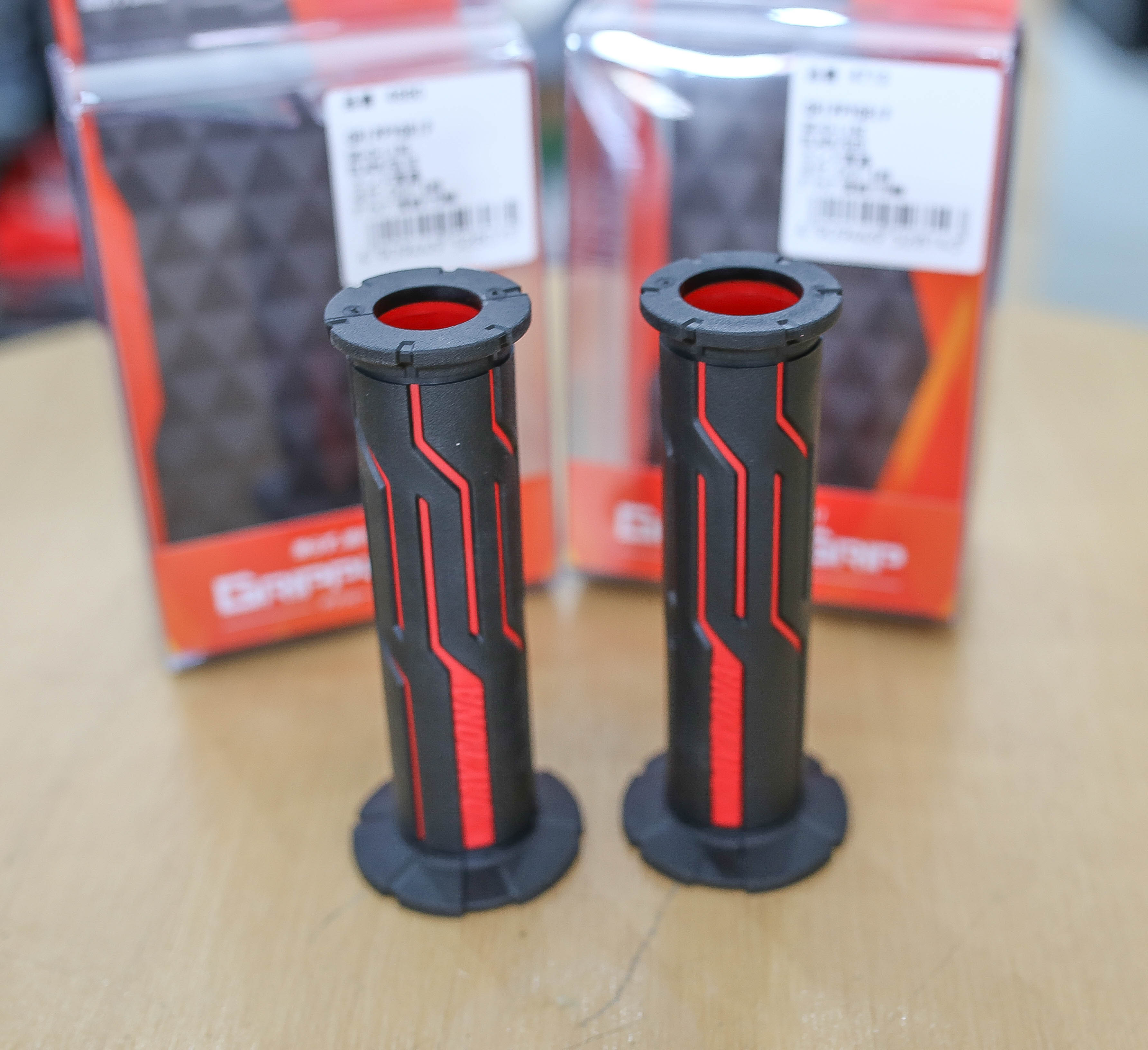 ปลอกแฮนด์ ปลอกมือ Daytona ของแท้จากญี่ปุ่น ปลอกแฮนด์ Daytona แท้ รุ่น GG-D-Line + ยาว 125 มม. + รูแฮนด์ ซ้าย 22 มม. ขวา 25 มม. + เป็นรุ่นปลายแฮนด์เปิด