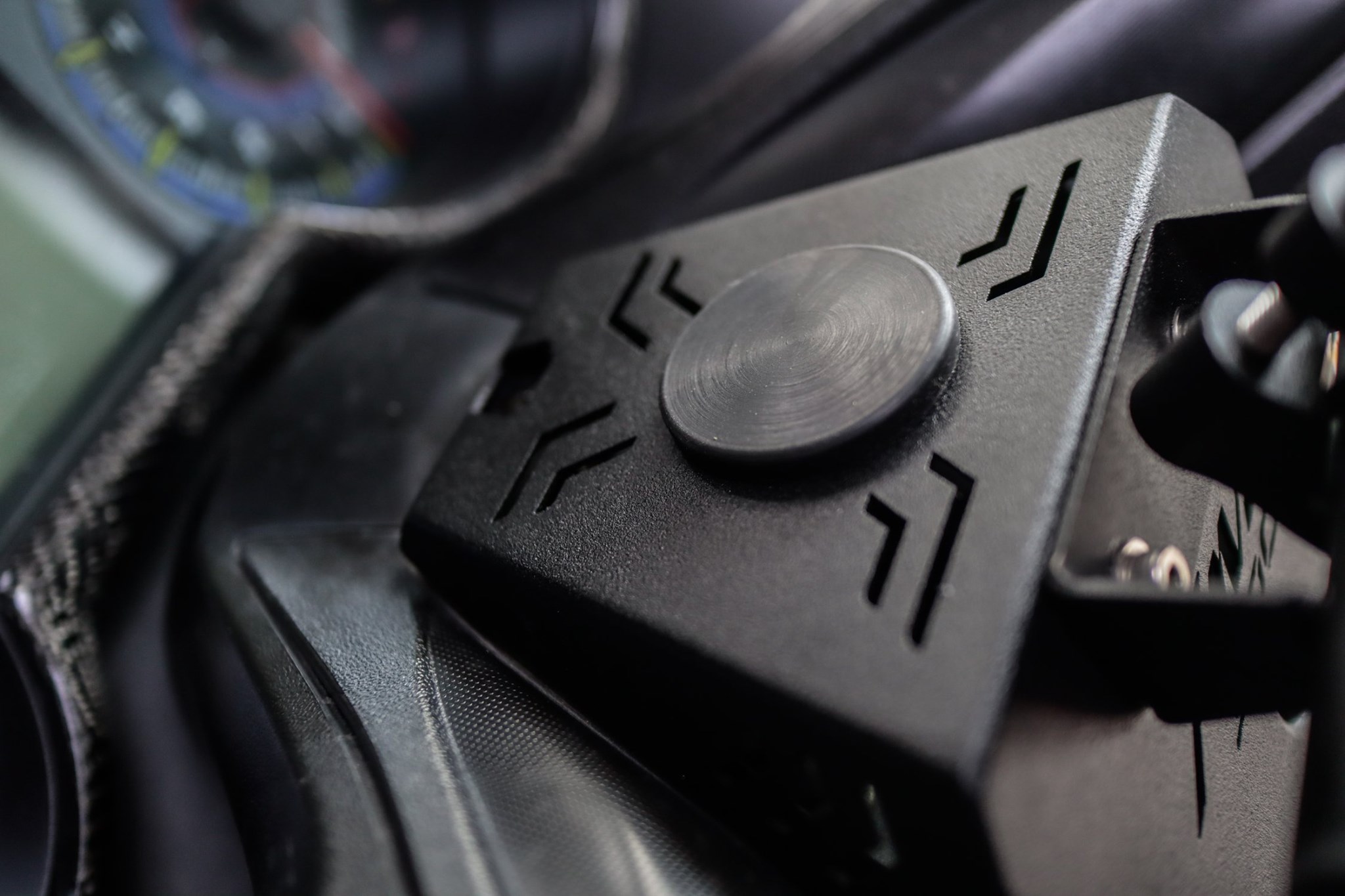 ตัวยึดมือถือจับบาร์ Xmax300 ติดยึดแฮนด์กลาง พร้อมน๊อตยึดในอุปกรณืติดตั้งได้เลยไม่ต้องดัดแปลง ราคา 850.-บาท