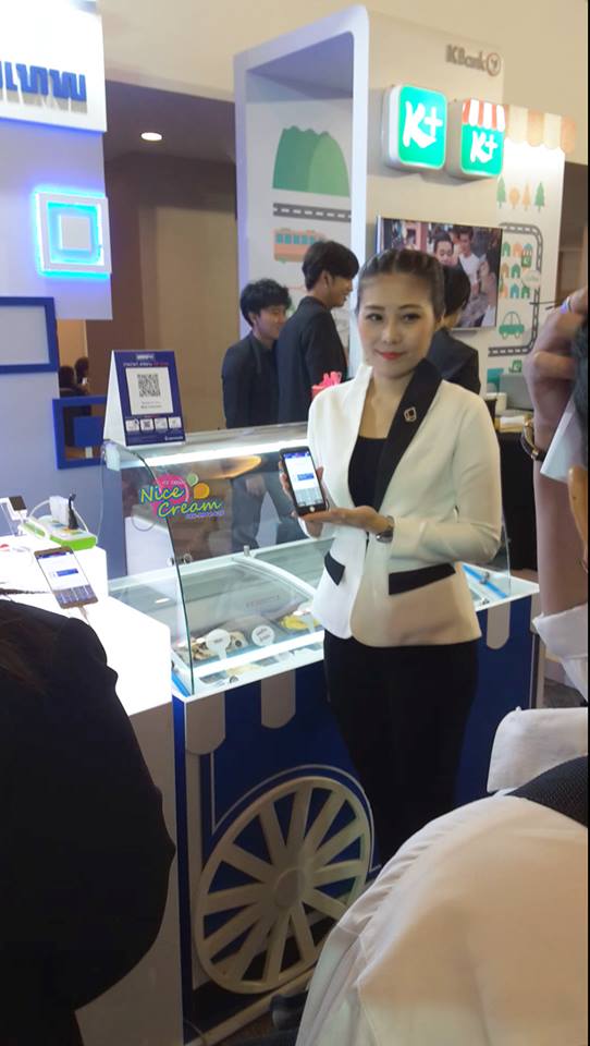ออกงานแจกไอศครีมในนาม ธนาคารกรุงเทพ งานแถลงข่าวเปิดตัว QR Code ของทุกสถาบันการเงิน และทุกธนาคาร วันที่ 30 สิงหาคม พ.ศ. 2560 @ธนาคารแห่งประเทศไทย