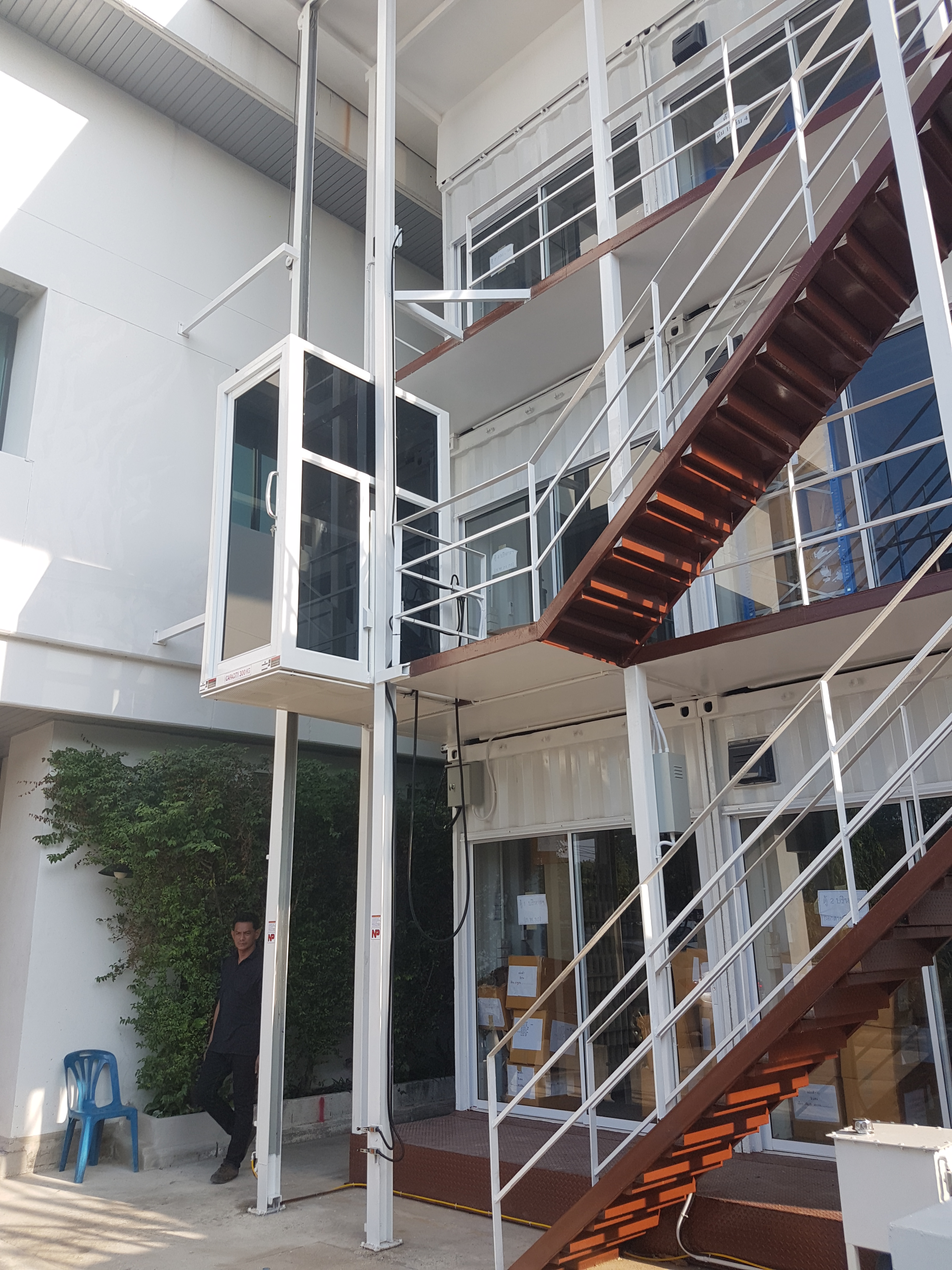 ลิฟท์นอกอาคาร มีทั้งลิฟท์ที่ใช้สลิงและใช้โซ่ ความสูงตั้งแต่ 1 เมตร - 15 เมตร ลิฟท์นอกอาคาร ลิฟท์ในบ้าน ตามบ้านสำหรับผู้ป่วยที่ไม่สามารถเดินขึ้นบนบ้านได้ ที่นั่งรถวิลแชร์น้ำหนัก 100 - 500 kg. ลิฟท์ในโรงแรม