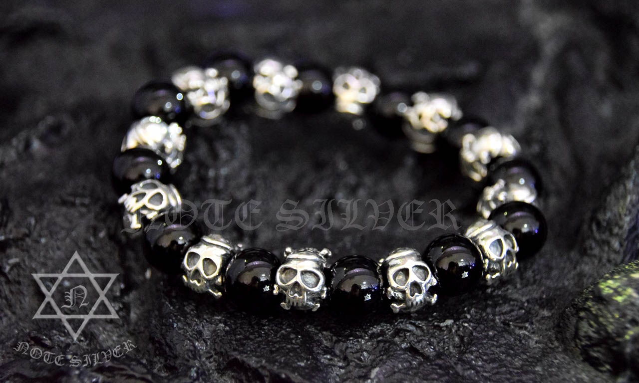ข้อมือหินนิล ผิวเงา สลับลูกปัดหัวกะโหลกกระดูกไขว้ Sterling Silver 925 NSSK1677