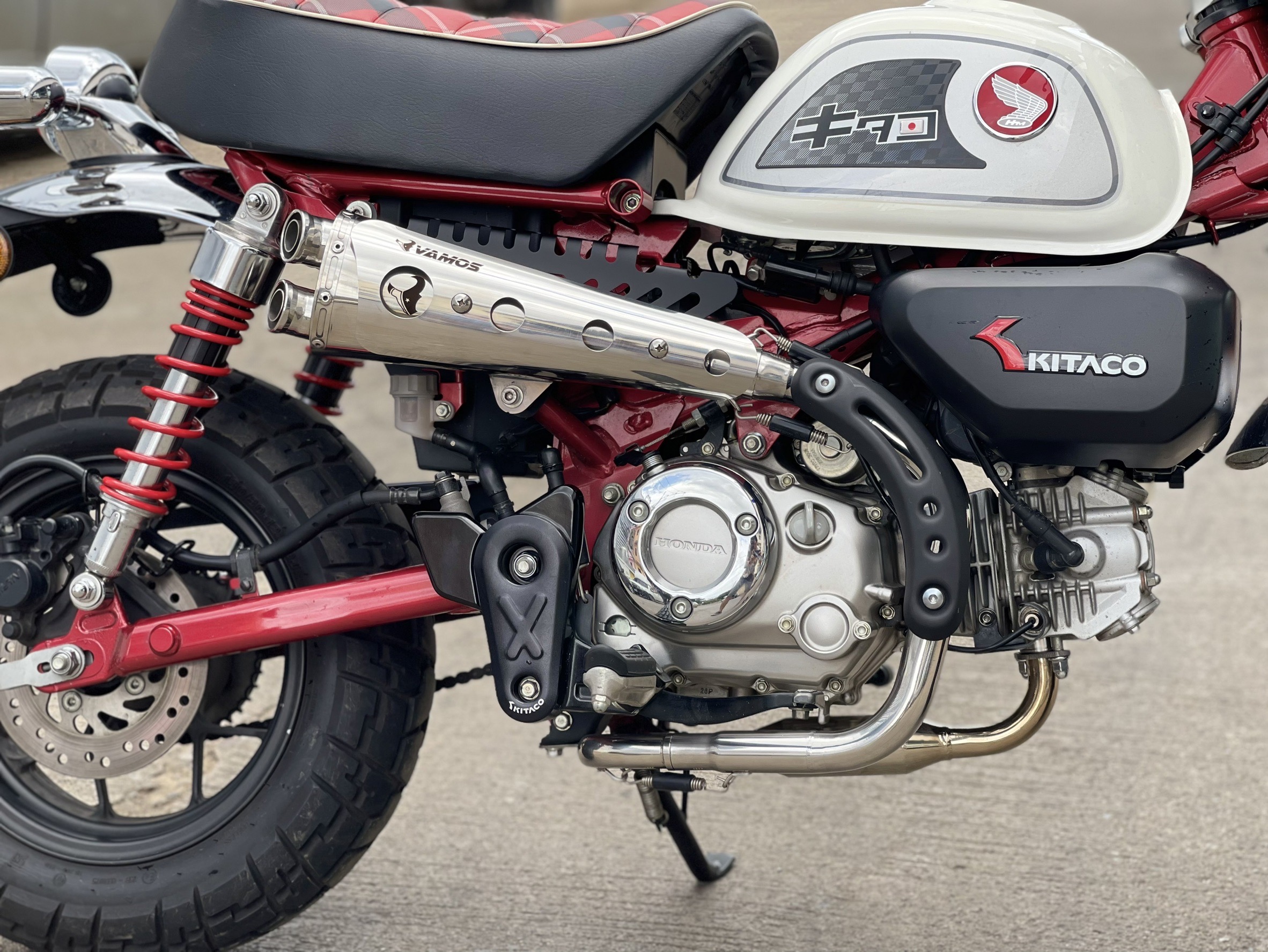 ท่อ MONKEY125 Vamos ตรงรุ่น เสียง นุ่ม ไพเราะ วัสดุน้ำหนักเบา ให้อัตตราเร่งที่ดี มาพร้อมอุปกรณ์ติดตั้งครบ ท่อมี มอก. ใช้งานได้สบายใจ