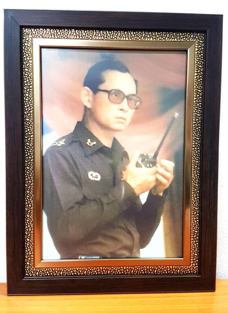 รูปในหลวงรัชกาลที่ 9 ทรงวิทยุสือสาร ที่สุดของความคลาสสิค กรอบรูปในหลวง